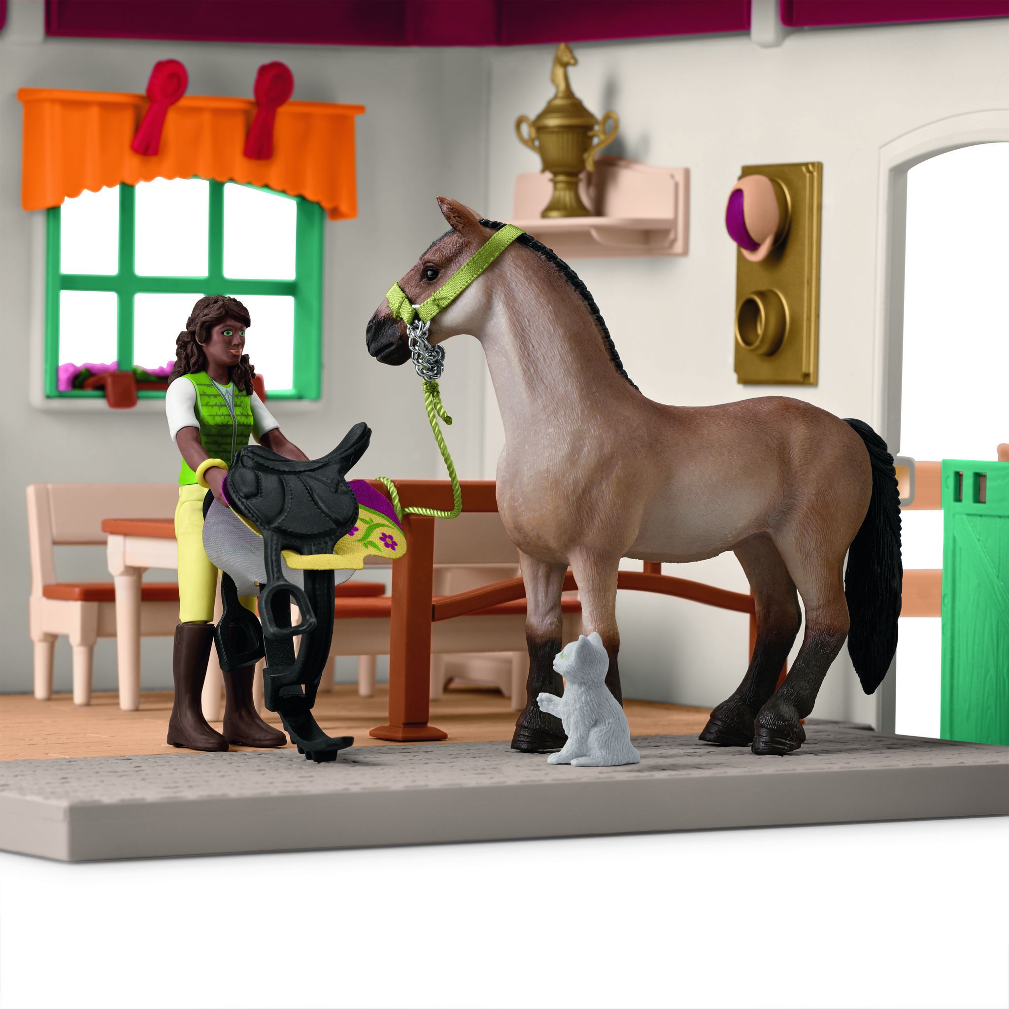 Voir la diapositive 7 : SCHLEICH Sellerie Centre Equestre Avec Accessoires et Figurines