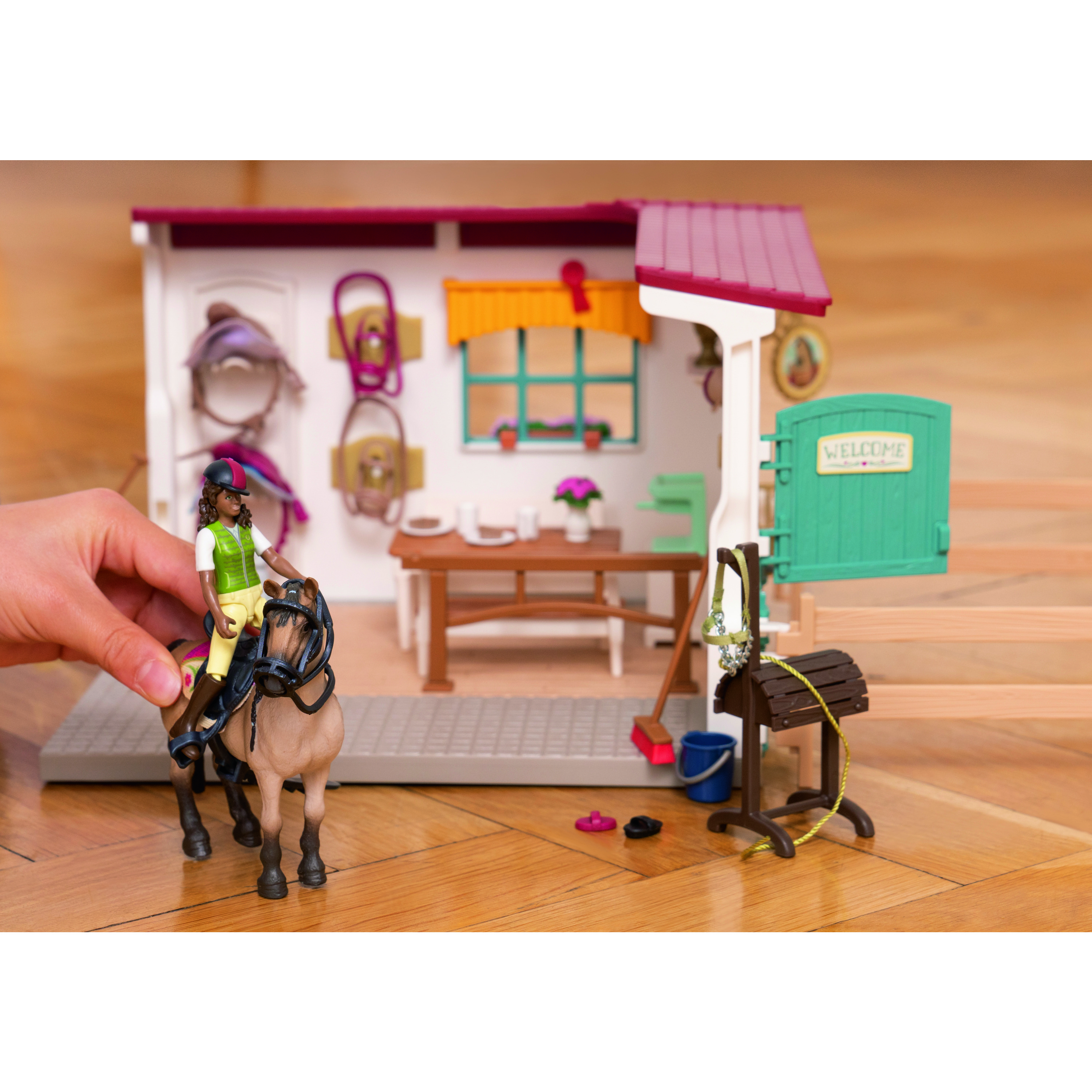 Voir la diapositive 8 : SCHLEICH Sellerie Centre Equestre Avec Accessoires et Figurines