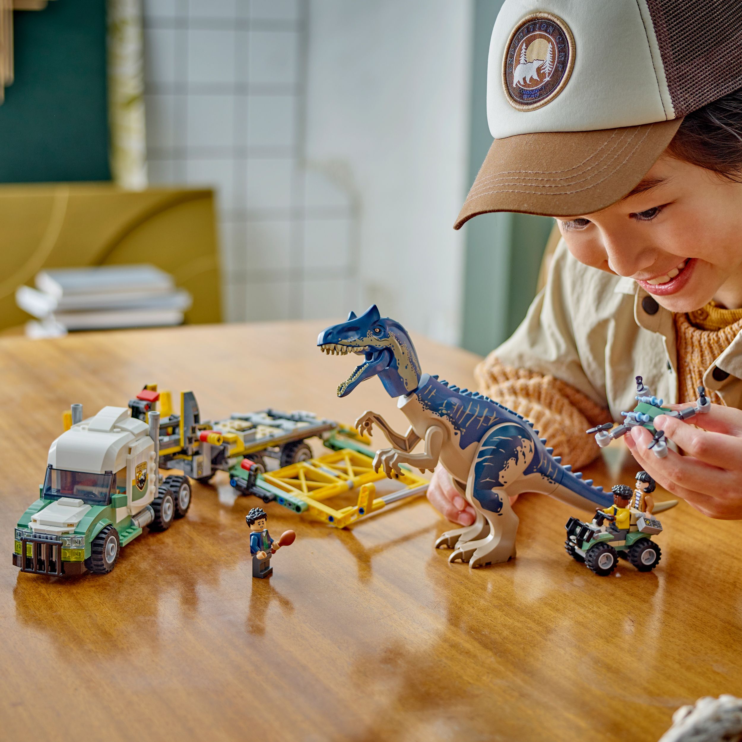 Voir la diapositive 7 : Jurassic World 76966 - Missions dinosaures : le camion de transport de l'allosaure