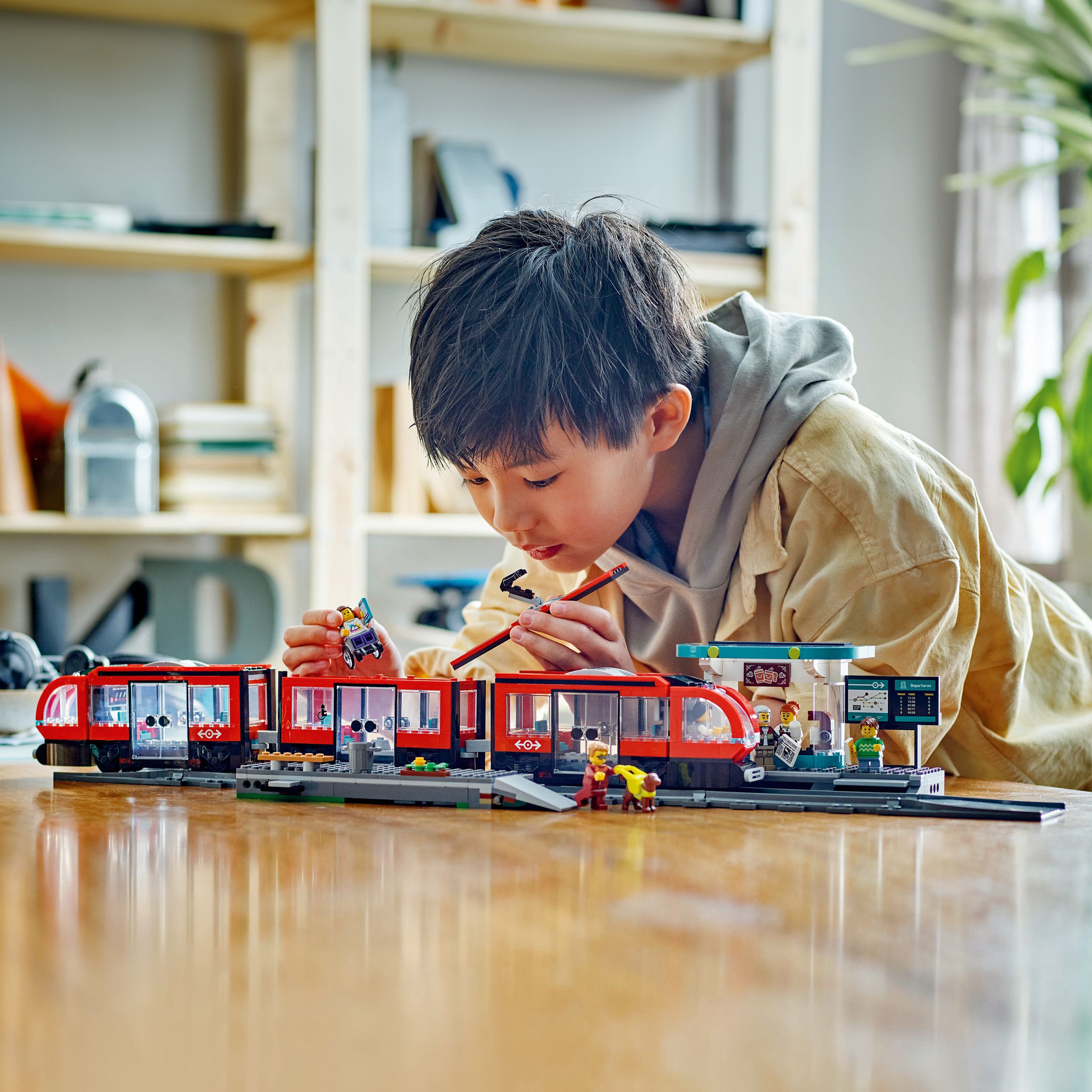 Voir la diapositive 7 : LEGO LEGO® City 60423 Le tramway et la station du centre-ville, véhicule pour enfants dès 7 ans