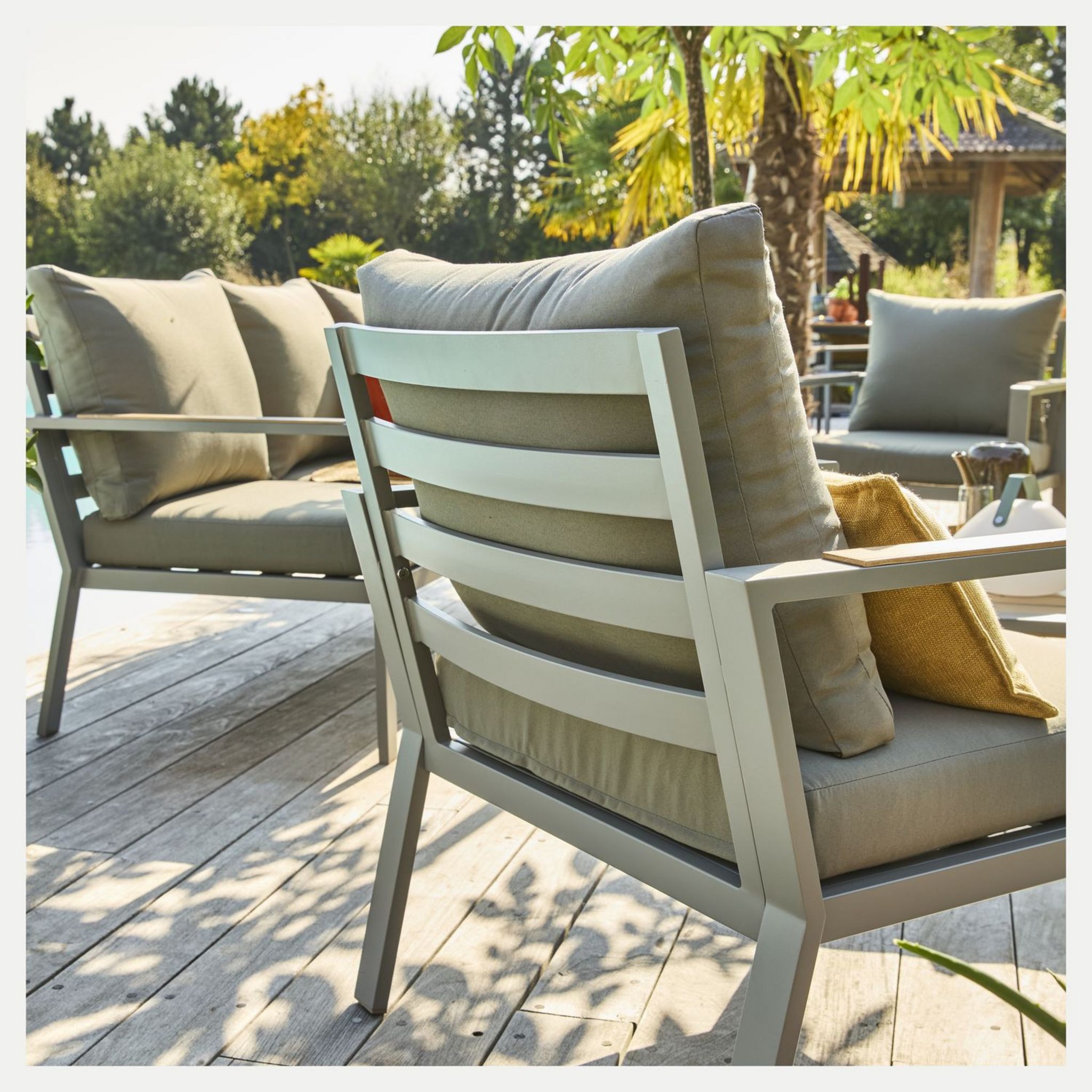 Voir la diapositive 7 : GARDENSTAR Salon de jardin bas- 5 places - en Alu - kaki