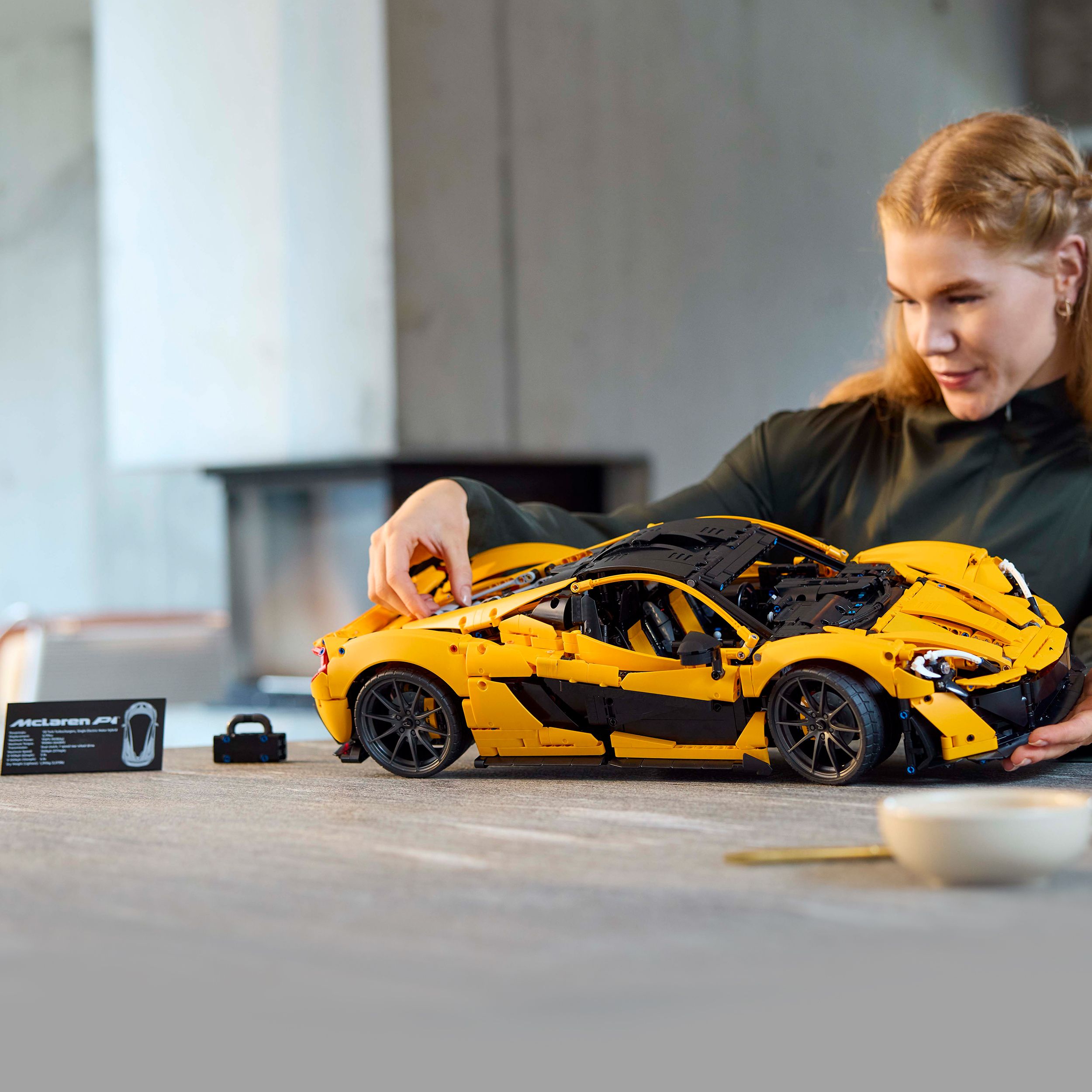 Voir la diapositive 7 : LEGO LEGO Technic 42172 McLaren P1 - Kit Maquette Hypercar pour Adultes Passionnés de Voitures