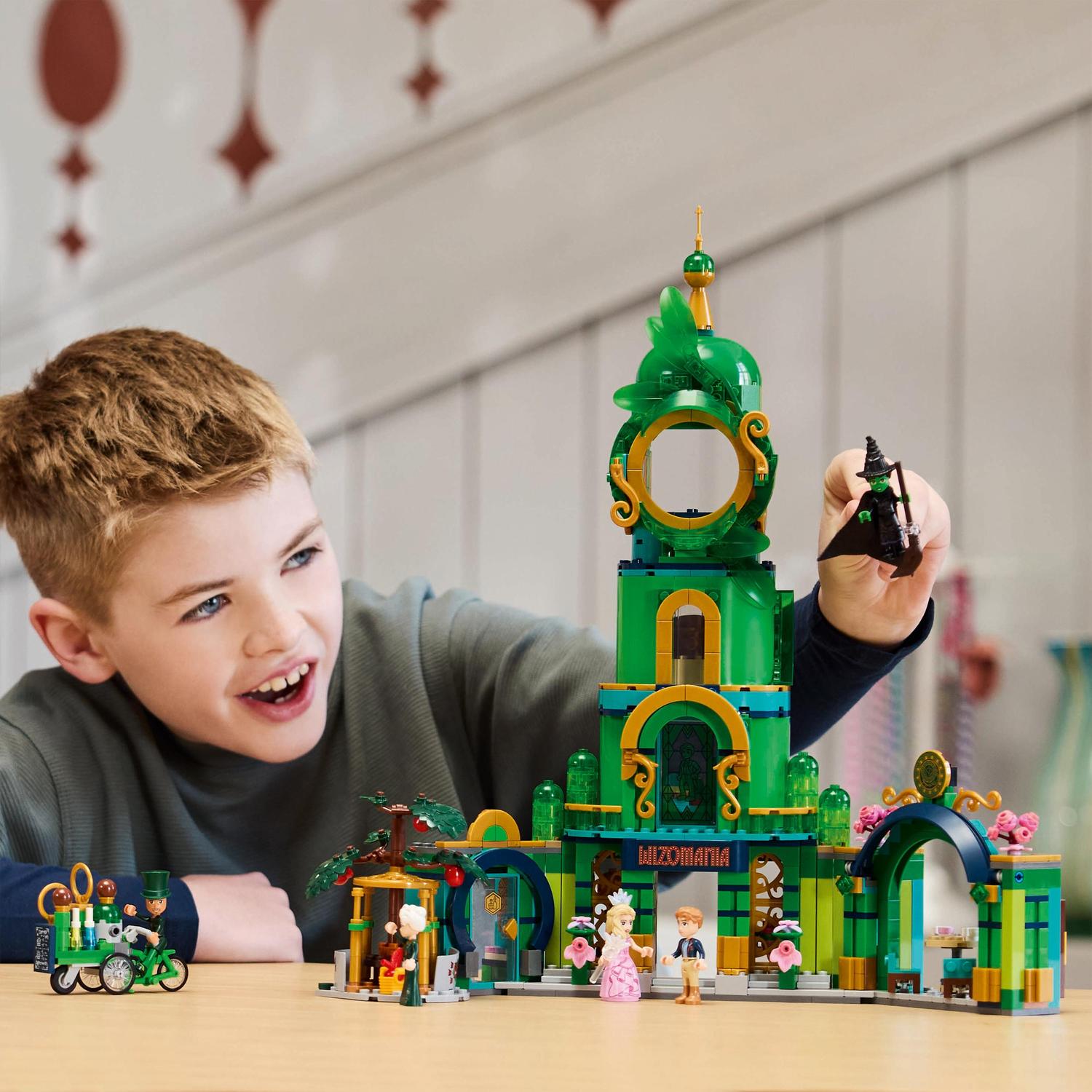 Voir la diapositive 7 : LEGO LEGO® Wicked 75684 Bienvenue à Emerald City - Jouet à Collectionner avec Glinda et Elphaba