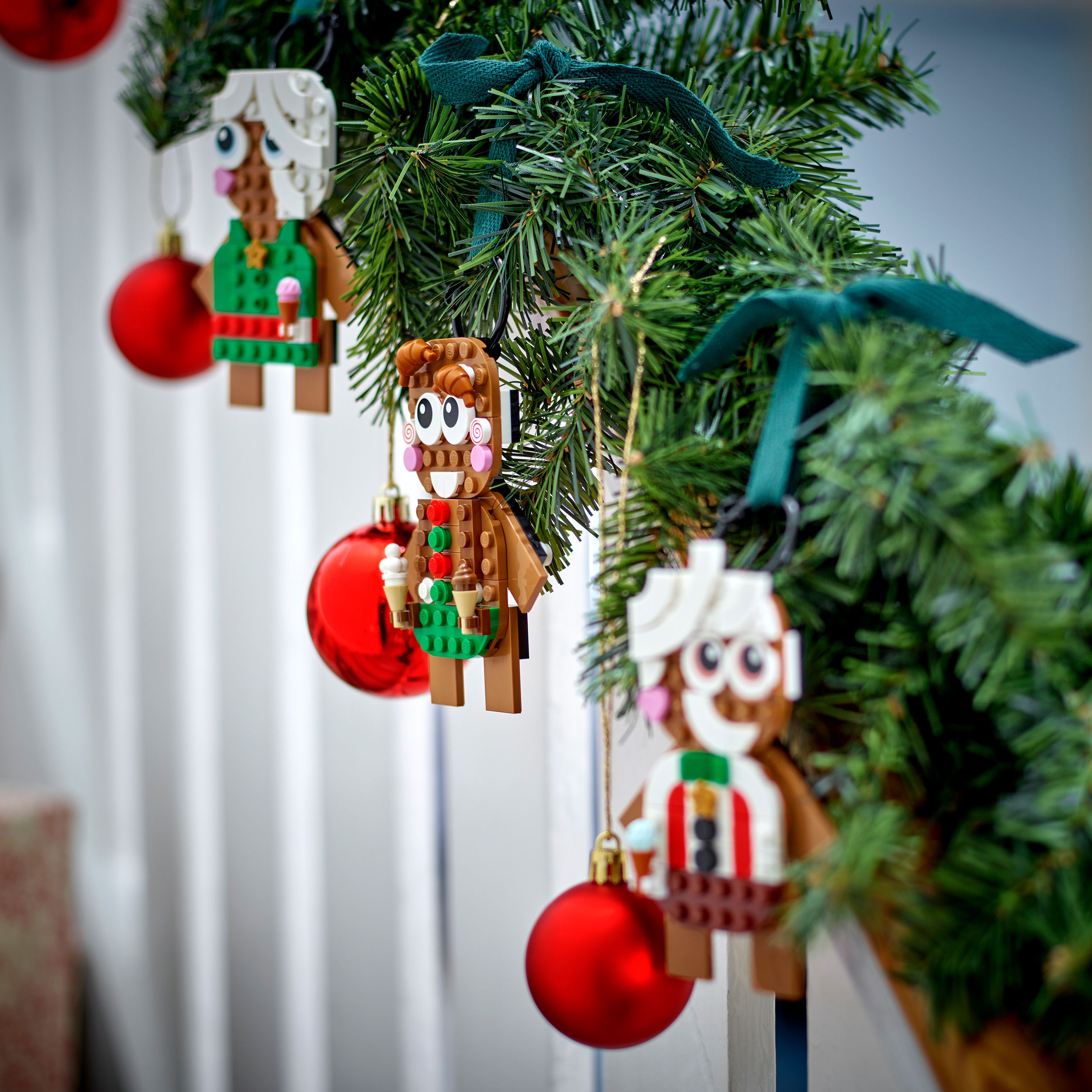 Voir la diapositive 5 : LEGO Creator 40642 - Les décorations de Noël Pain d'épices