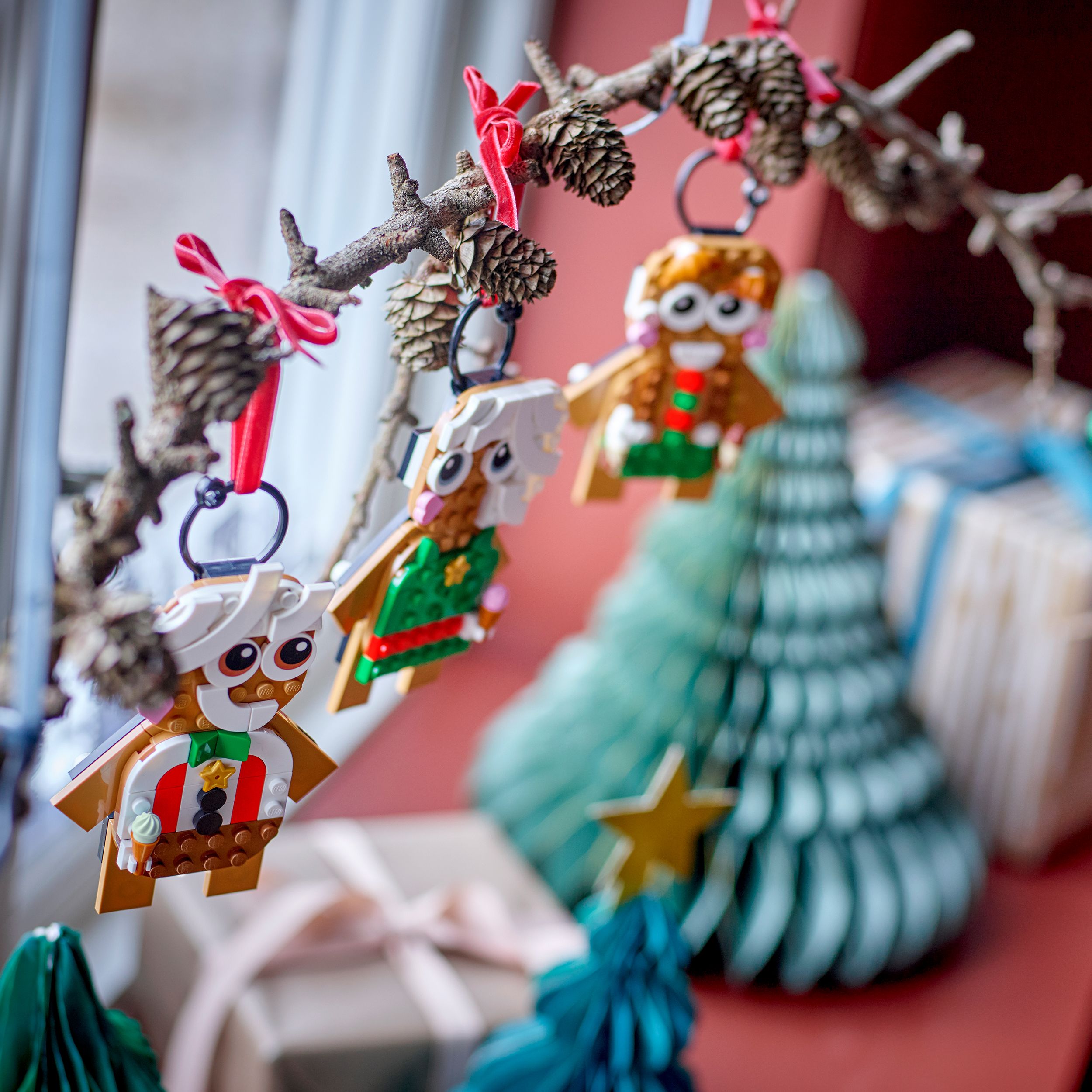 Voir la diapositive 6 : LEGO Creator 40642 - Les décorations de Noël Pain d'épices