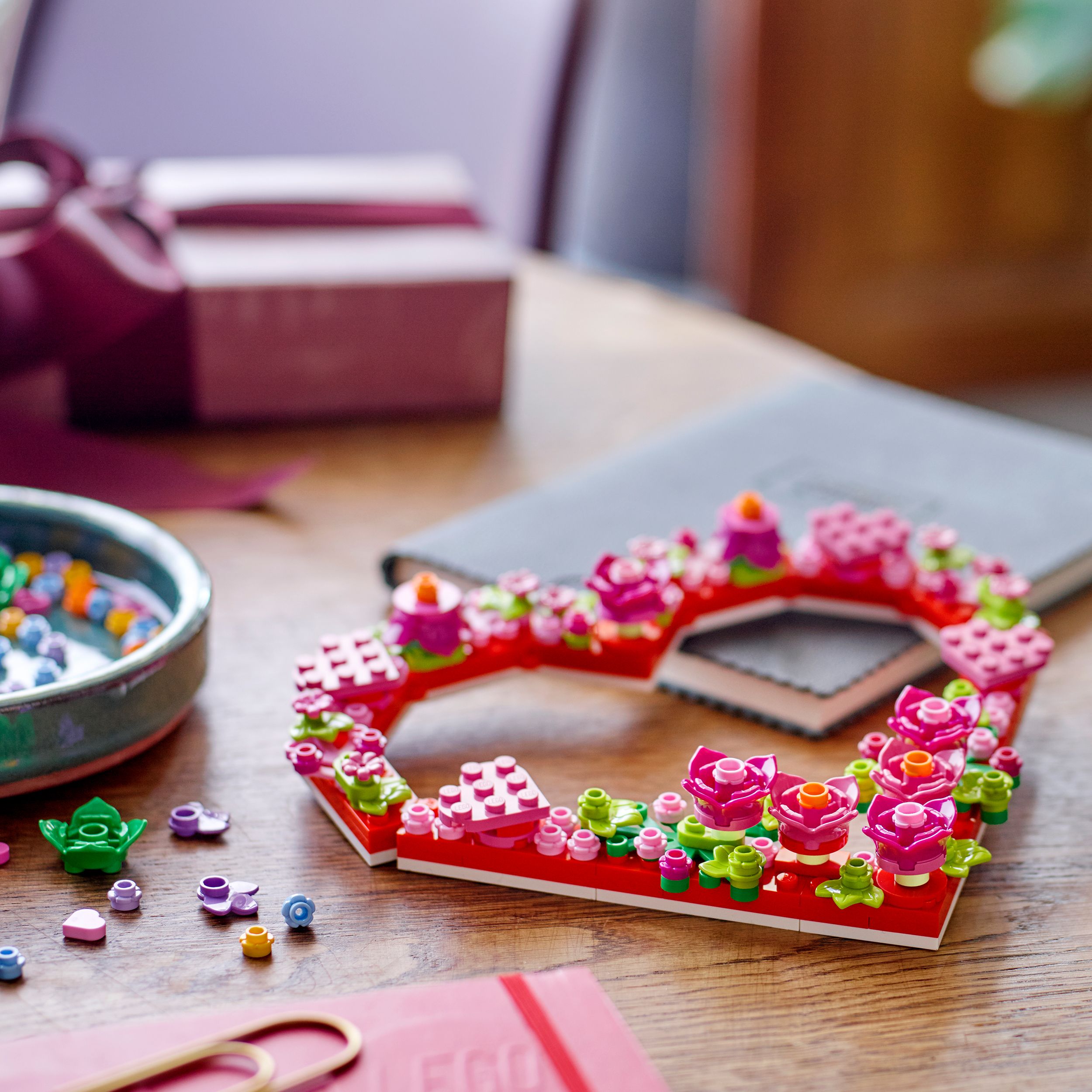 Voir la diapositive 6 : LEGO LEGO 40638 Décoration en Forme de Cœur - Jouet dès 9 ans - Activité Manuelle avec Fleurs