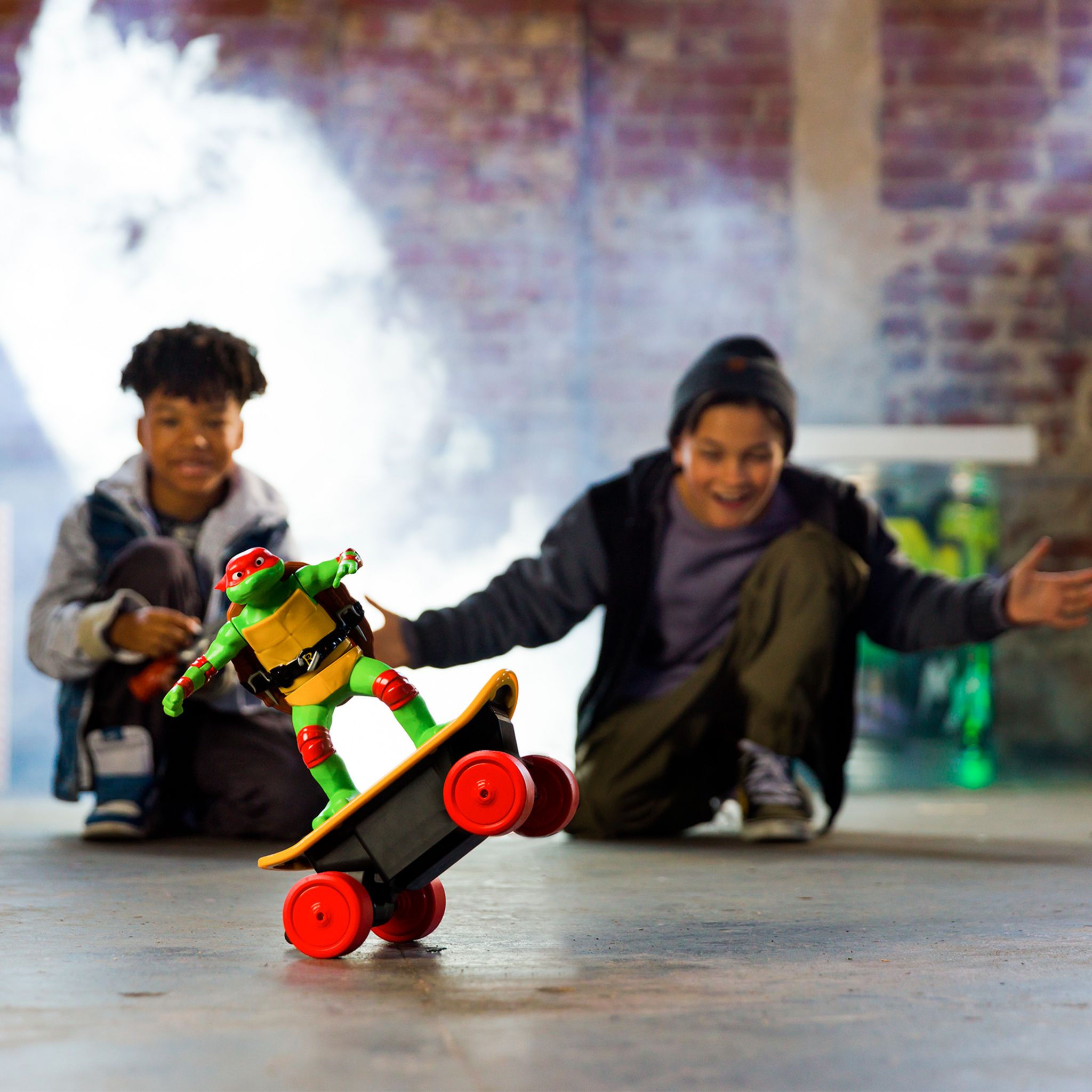 Voir la diapositive 3 : FUNRISE Cowabunga Skate RC Raph - Teenage Mutant Ninja Turtle