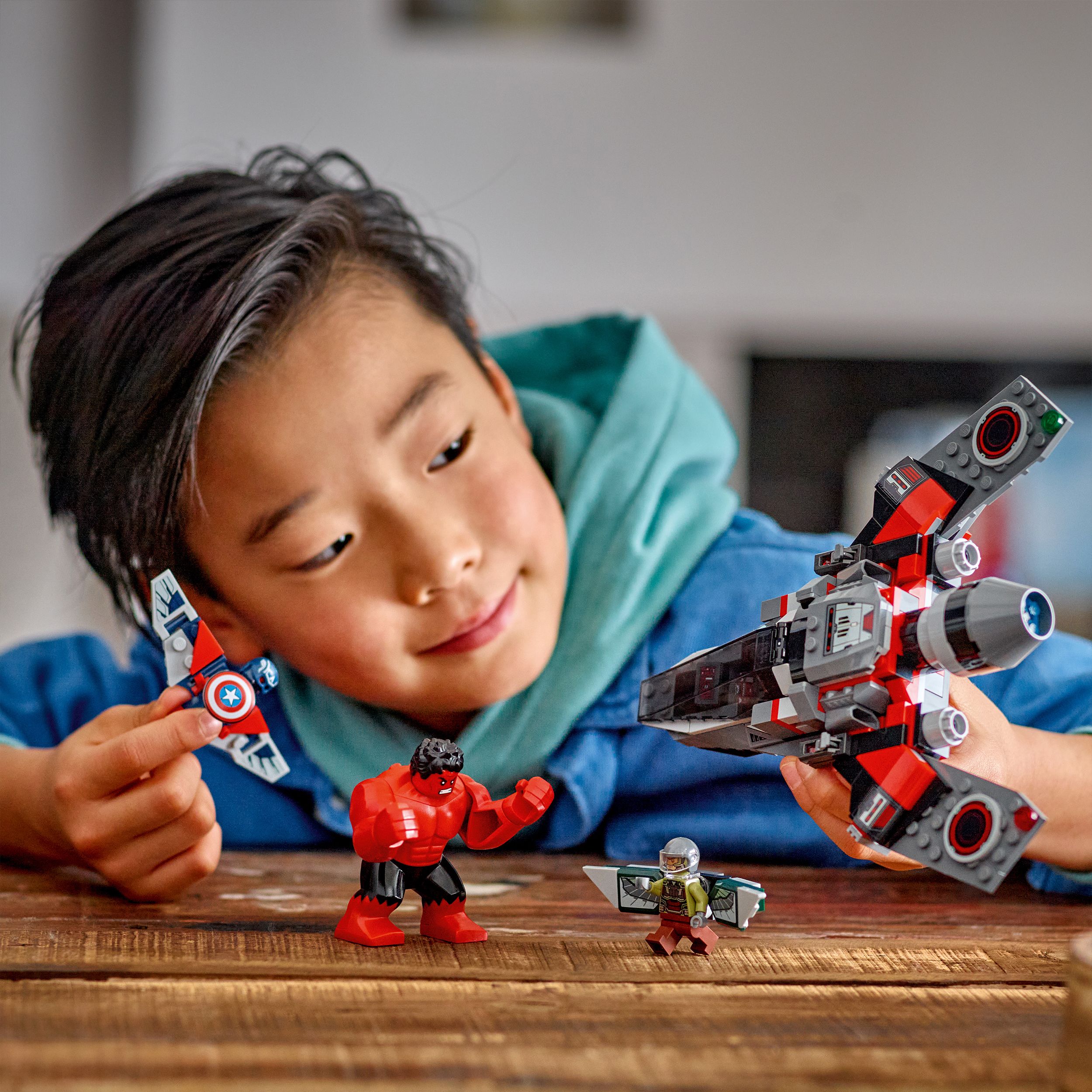 Voir la diapositive 6 : LEGO Disney Marvel 76292 - Bataille de Captain America et Hulk rouge