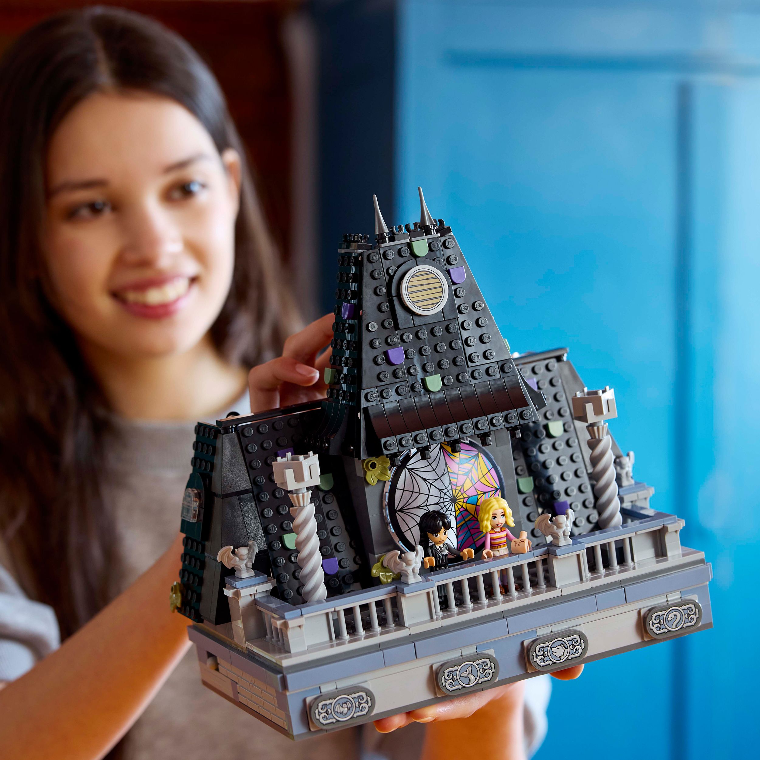 Voir la diapositive 6 : LEGO Wednesday 76781 - La chambre de Mercredi et Enid