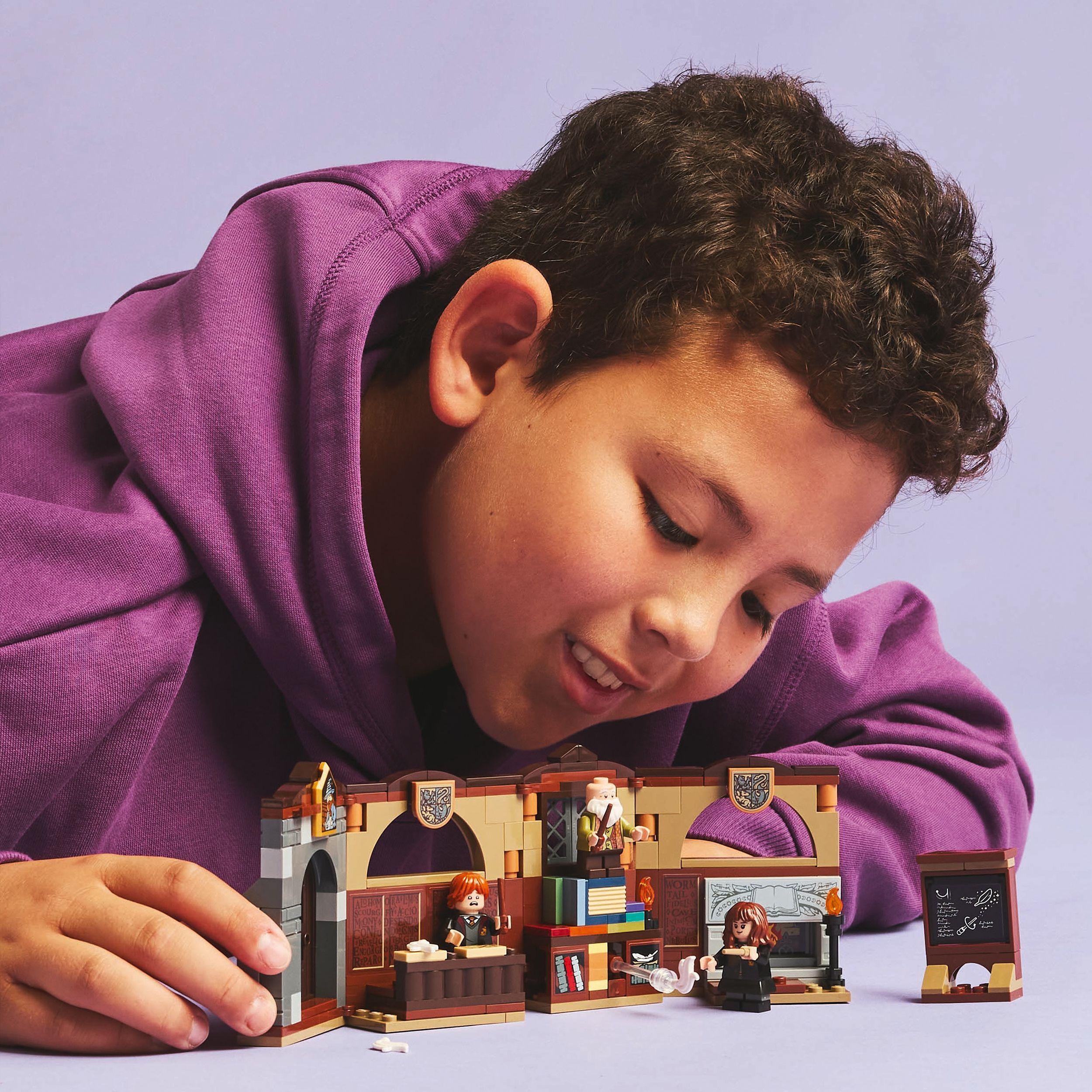 Voir la diapositive 7 : LEGO Harry Potter 76442 Le château de Poudlard : le cours de sortilèges - Jouet collector