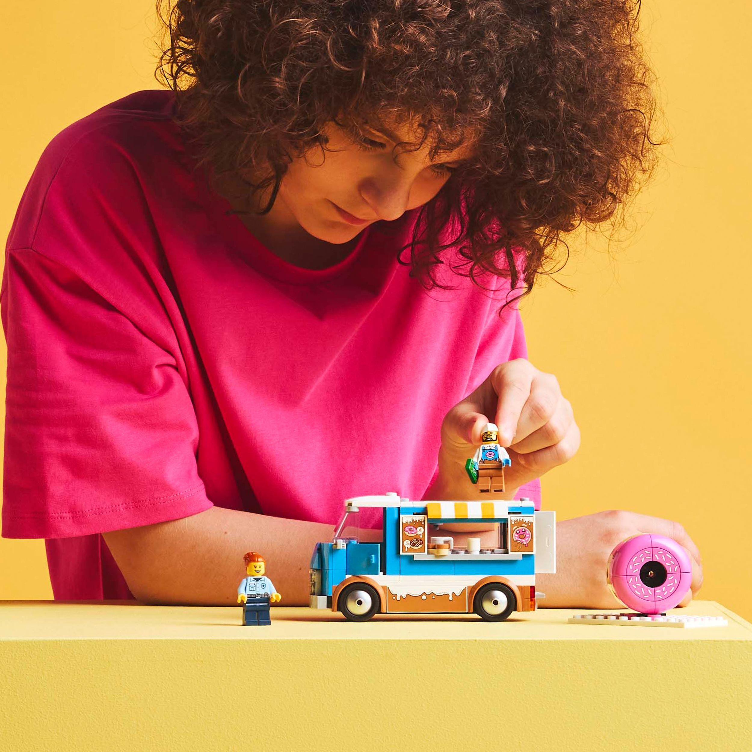 Voir la diapositive 7 : LEGO LEGO City 60452 Le food-truck de donuts - Jouet de construction pour garçon dès 5 ans