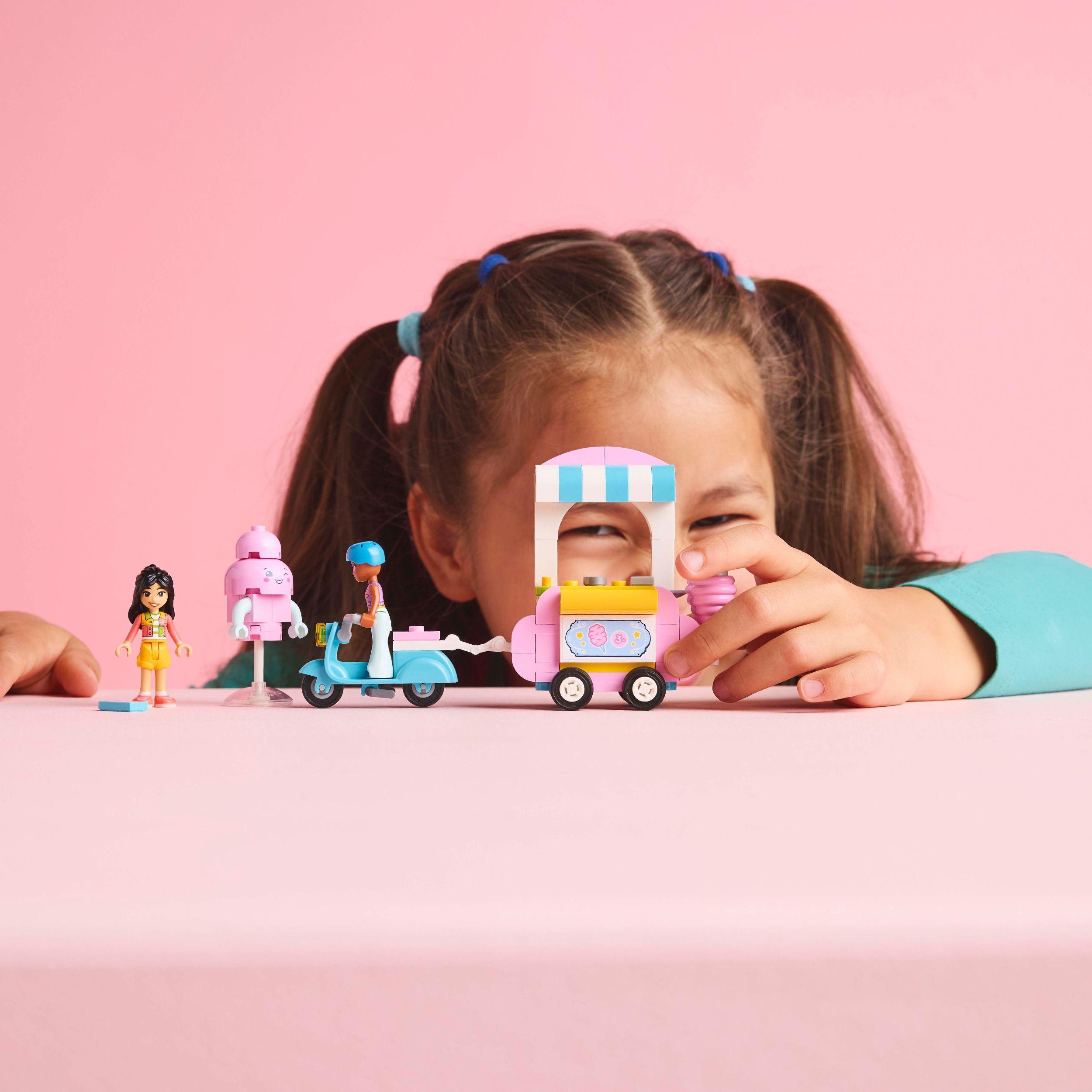 Voir la diapositive 7 : LEGO Friends 42643 - Stand de Barbe à Papa et Scooter