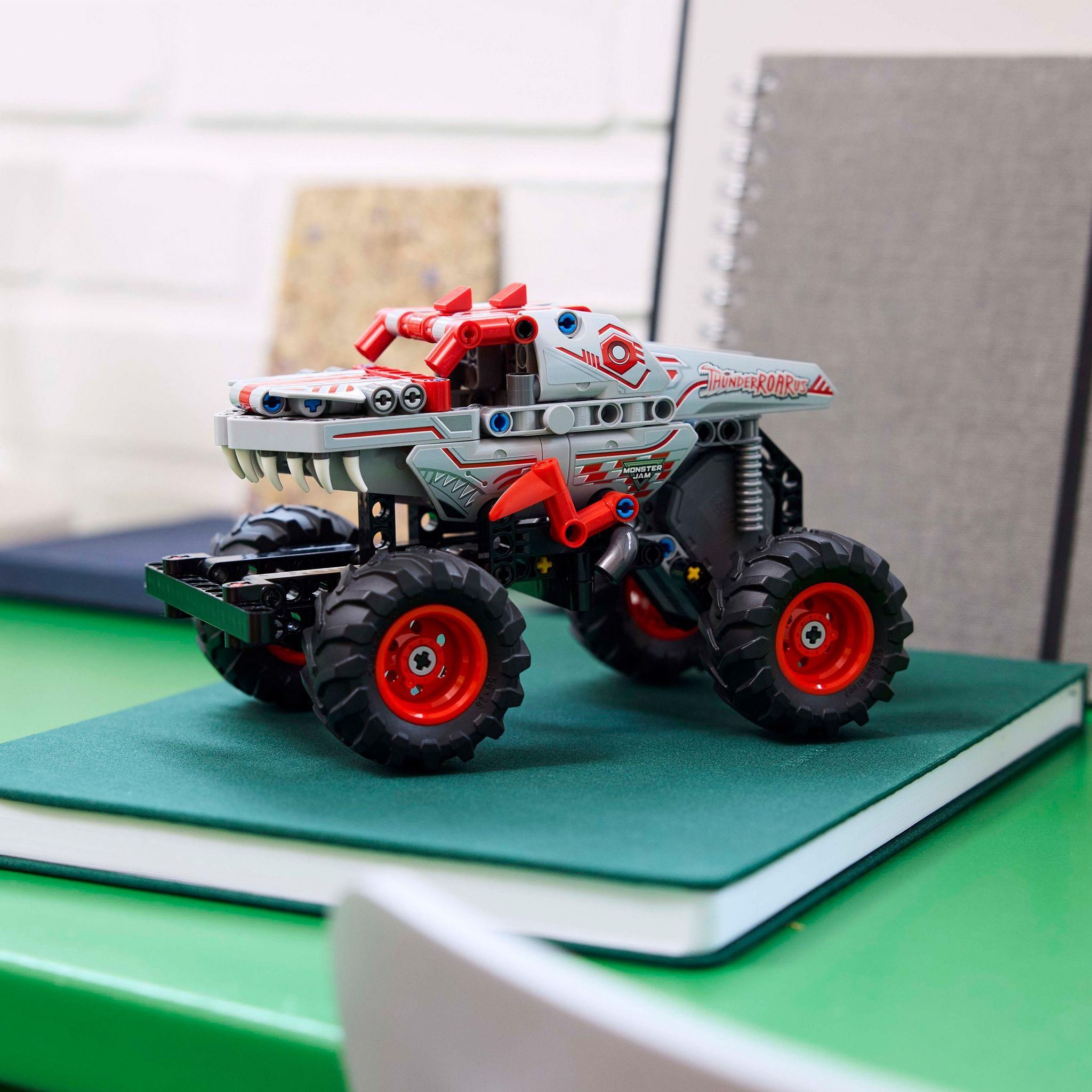 Voir la diapositive 6 : LEGO Technic 42200 - Monster Jam Thunderroarus à rétrofriction