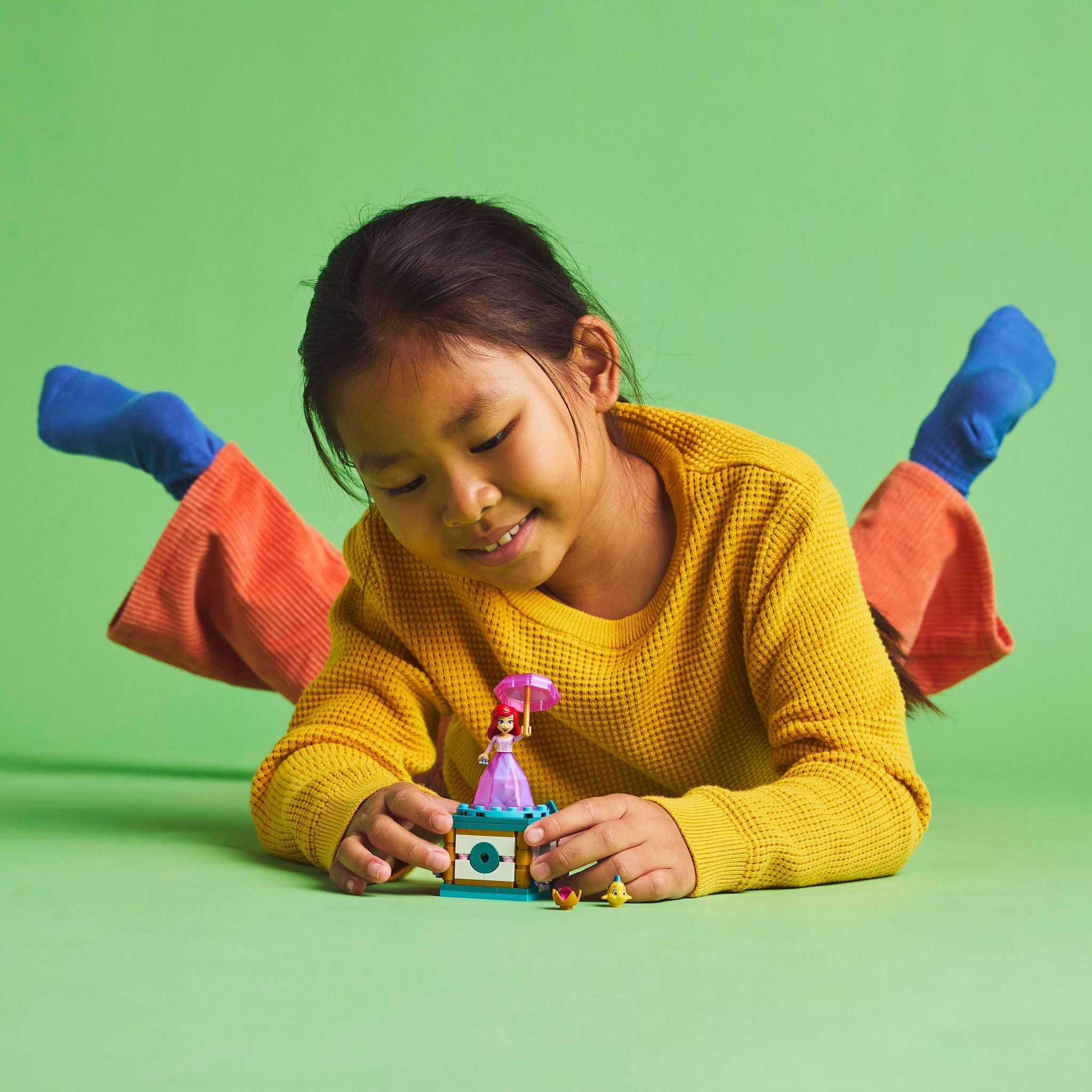 Voir la diapositive 7 : LEGO Disney 43259 - Ariel Tournoyante