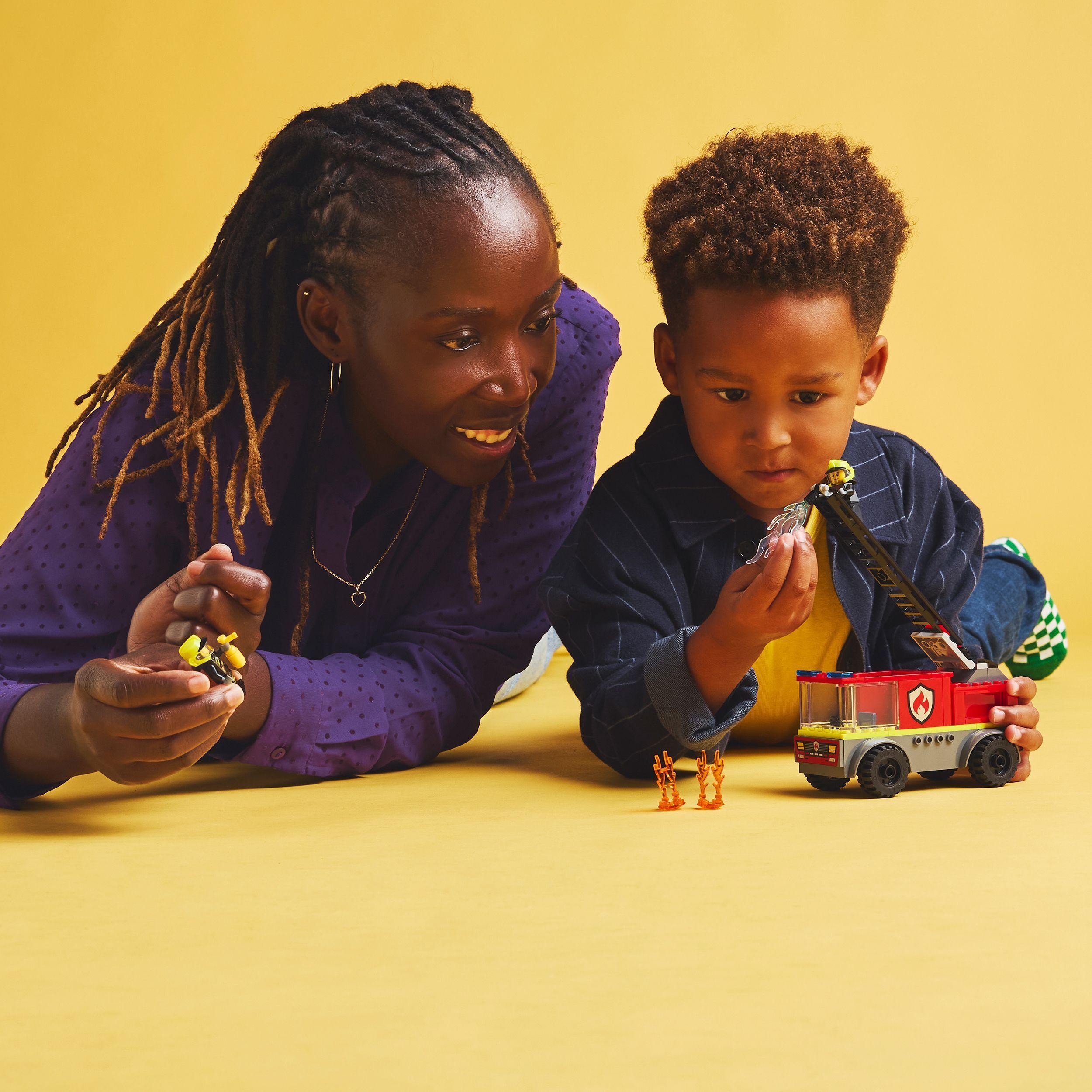 Voir la diapositive 7 : LEGO LEGO City 60463 Camion de pompiers avec échelle - Jeu de construction - Enfants dès 4 ans