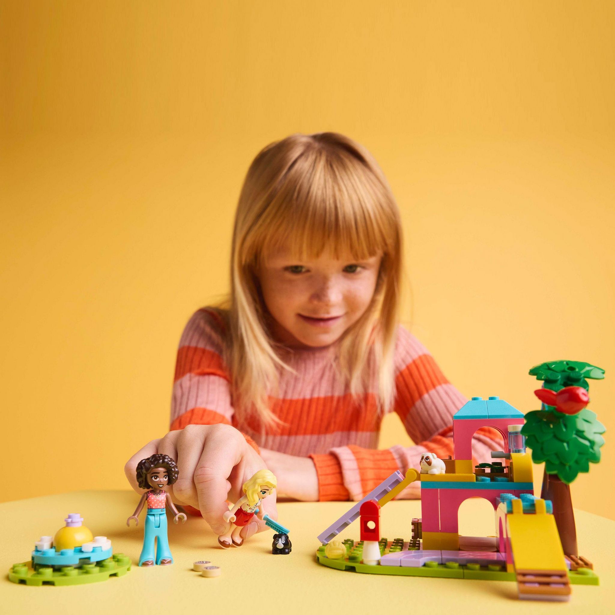 Voir la diapositive 7 : LEGO Friends 42640 - L'Aire de jeux des cochons d'Inde