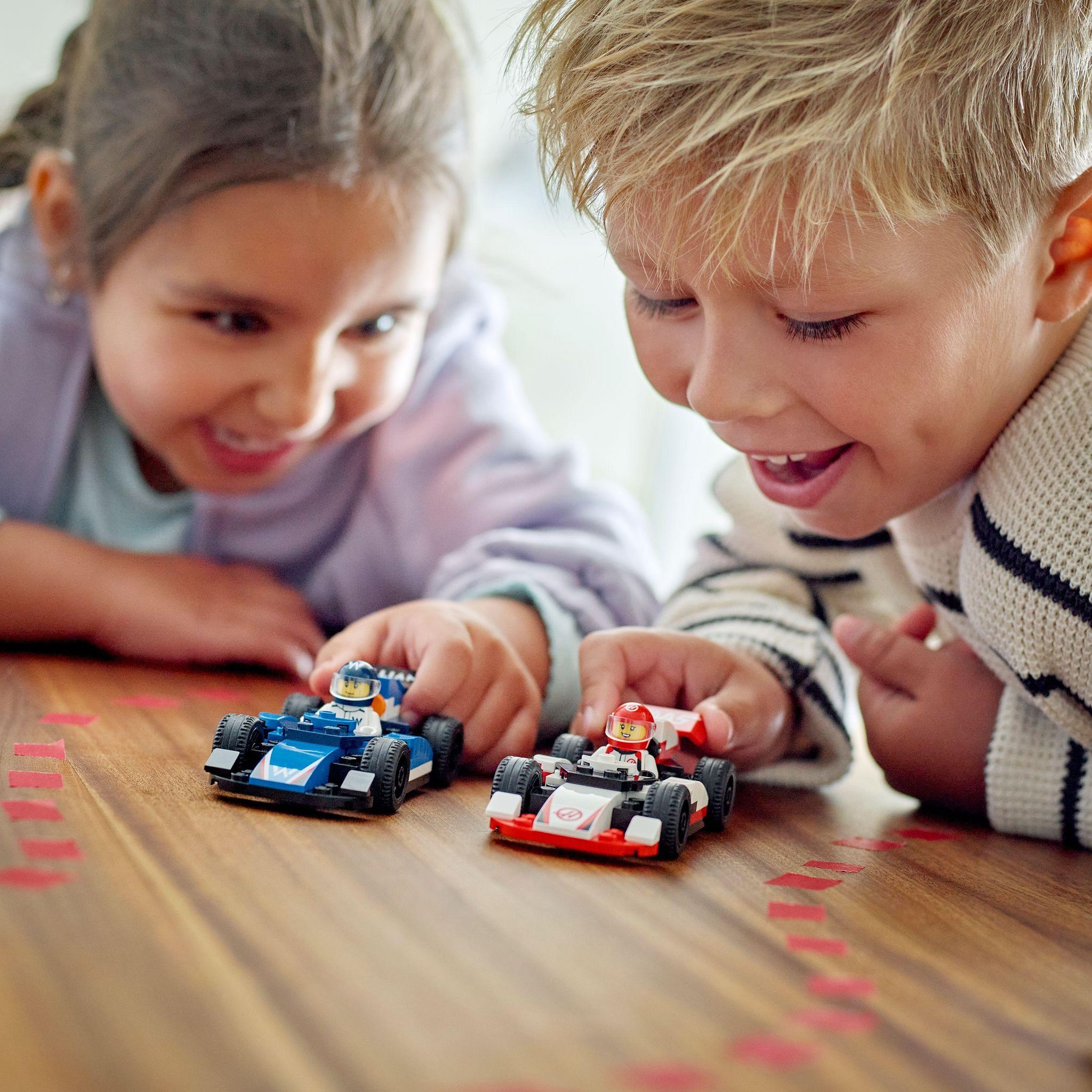 Voir la diapositive 7 : LEGO City 60464 - Voitures de course de F1 Williams Racing et Haas F1