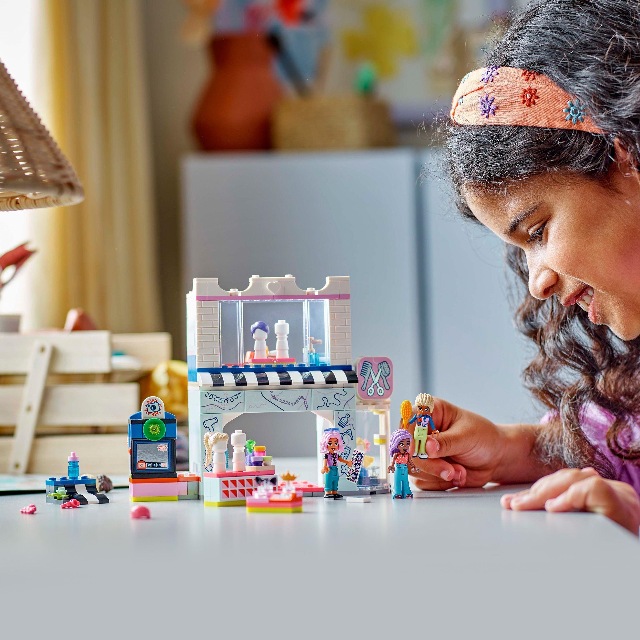 Voir la diapositive 7 : LEGO Friends 42662 - Salon de coiffure et la boutique d'Accessoires