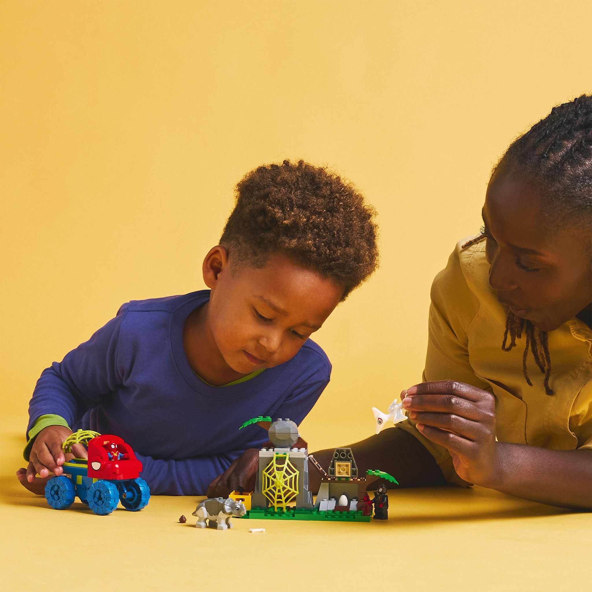 Voir la diapositive 7 : LEGO Marvel 11199 - Sauvetage de l'équipe Spidey en Dino-Véhicule