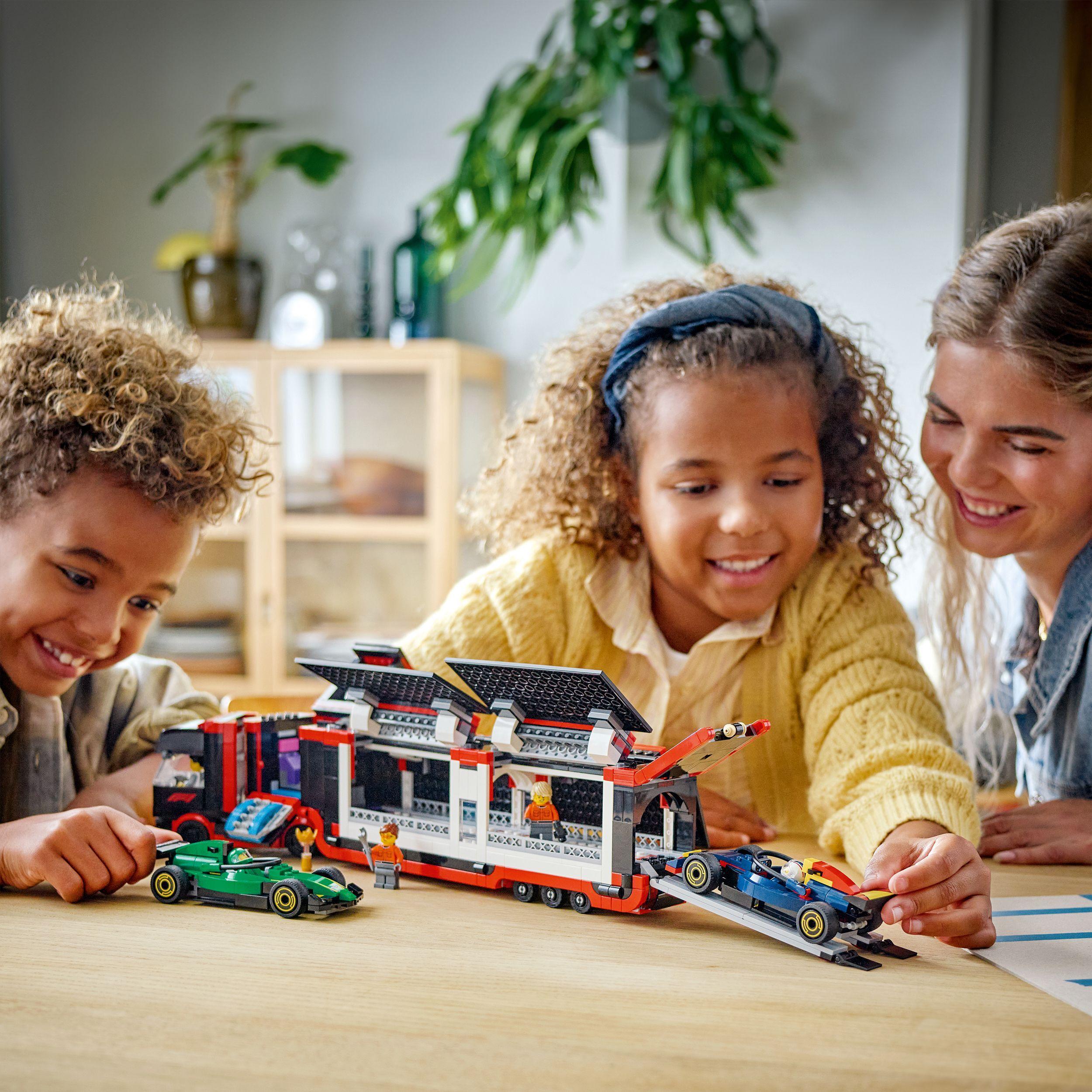 Voir la diapositive 7 : LEGO LEGO City 60445 Camion de F1 avec voitures de F1 RB20 et AMR24 - Jeu pour garçon dès 8 ans
