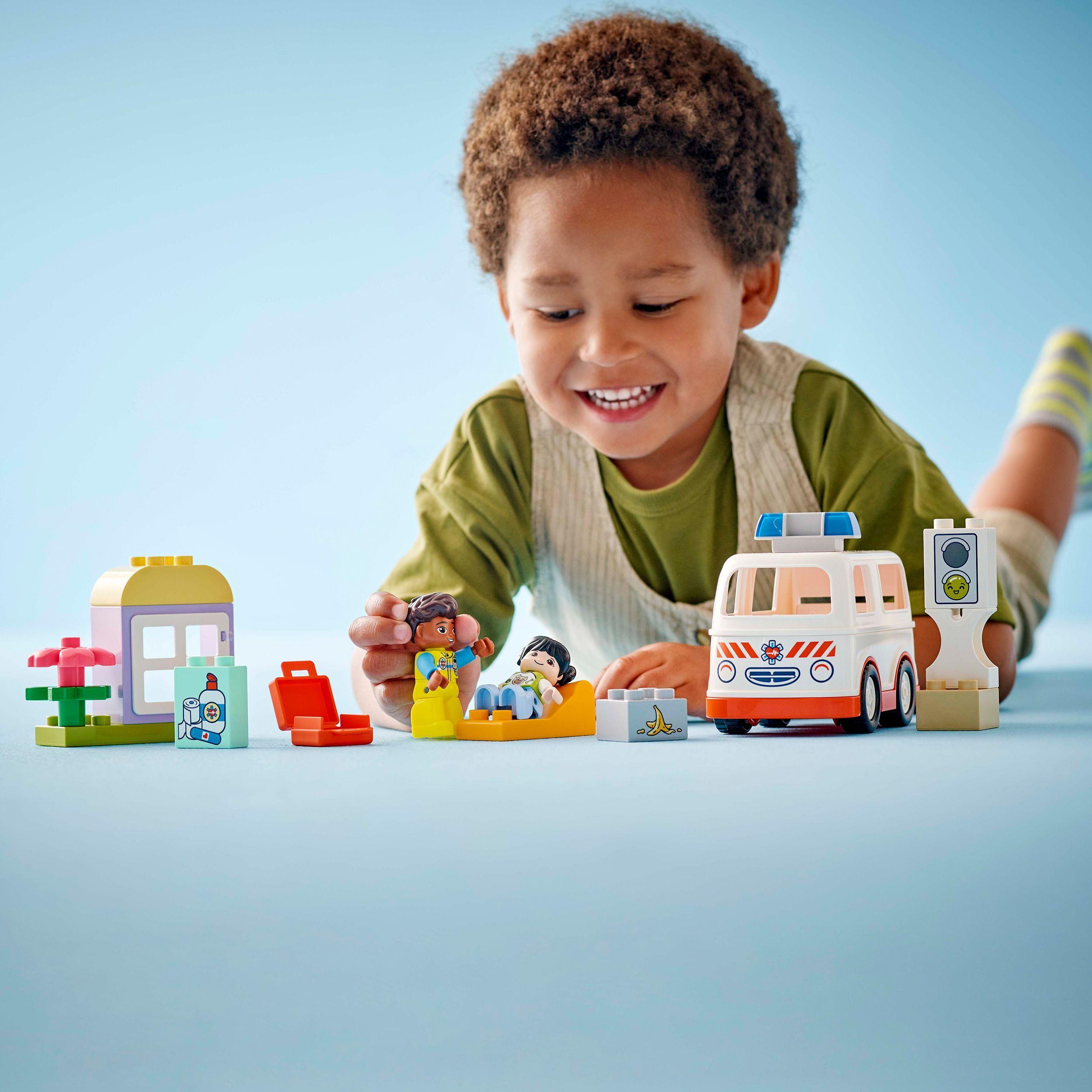 Voir la diapositive 7 : LEGO LEGO DUPLO 10447 L’Ambulance et le Chauffeur - Jouet Interactif pour les Enfants dès 2 ans