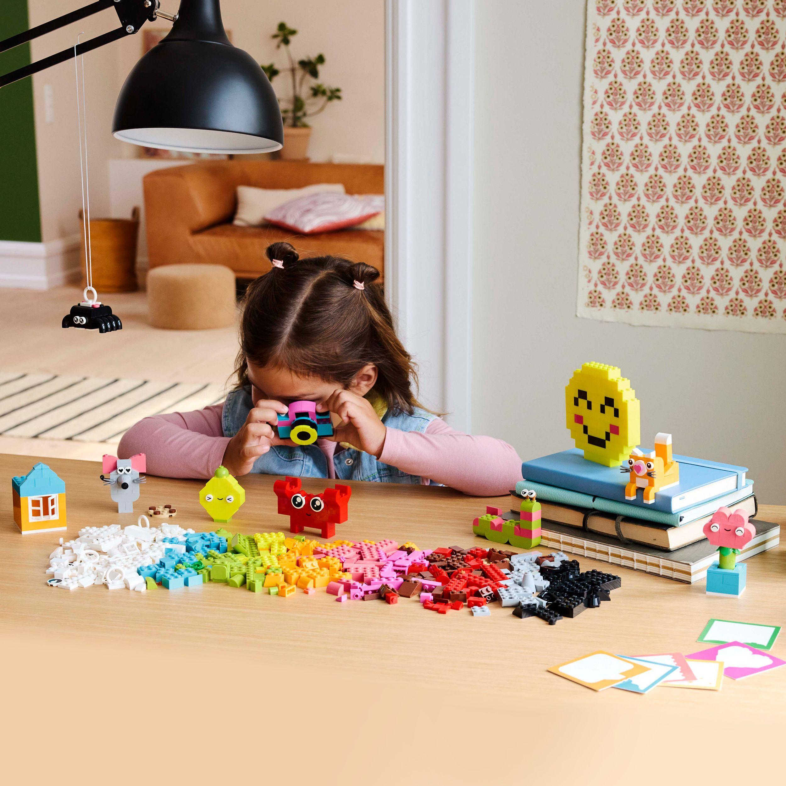 Voir la diapositive 7 : LEGO Classic 11042 - La Boite Créative du Bonheur