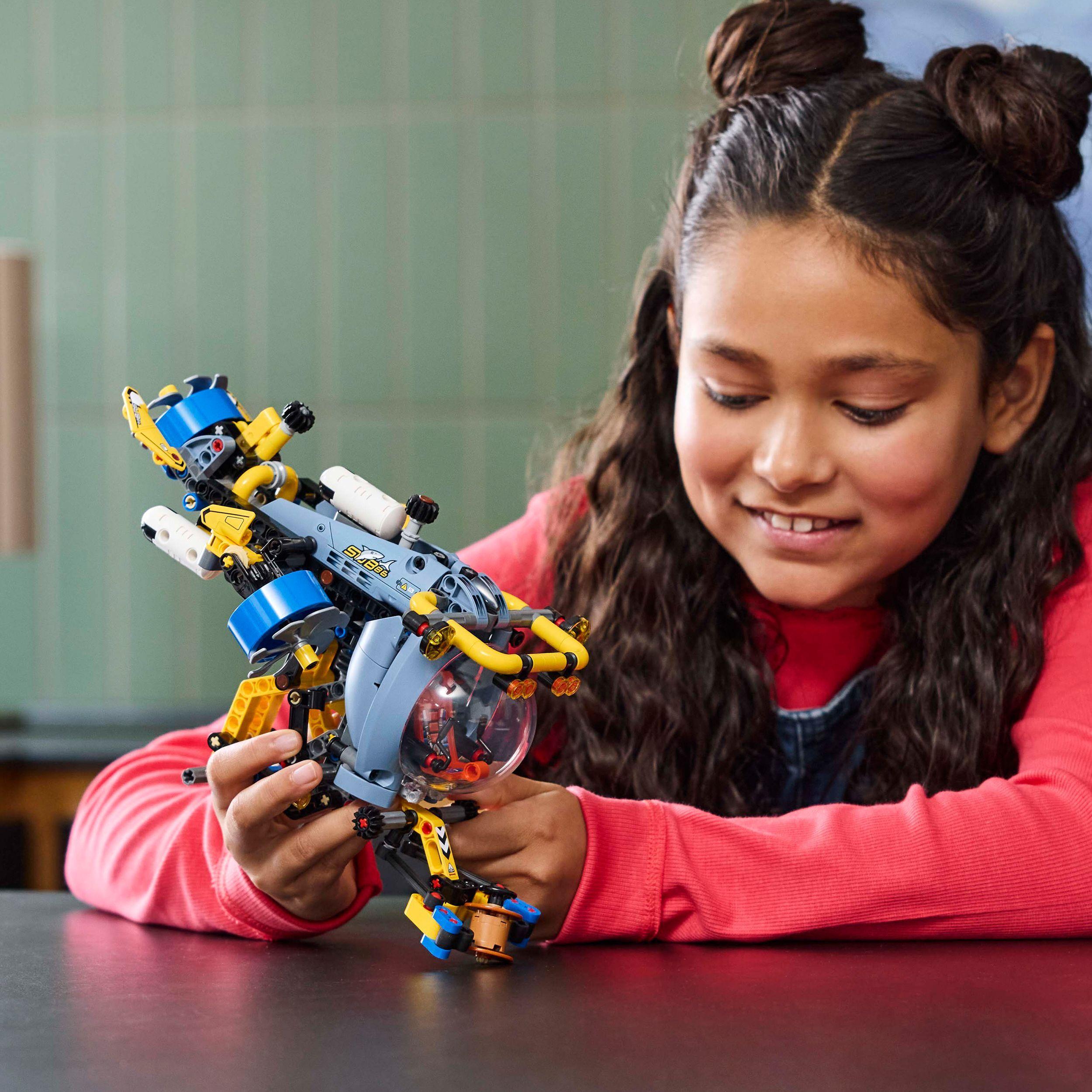 Voir la diapositive 7 : LEGO LEGO Technic 42201 Le sous marin de recherche en haute mer - Jeu de construction dès 9 ans