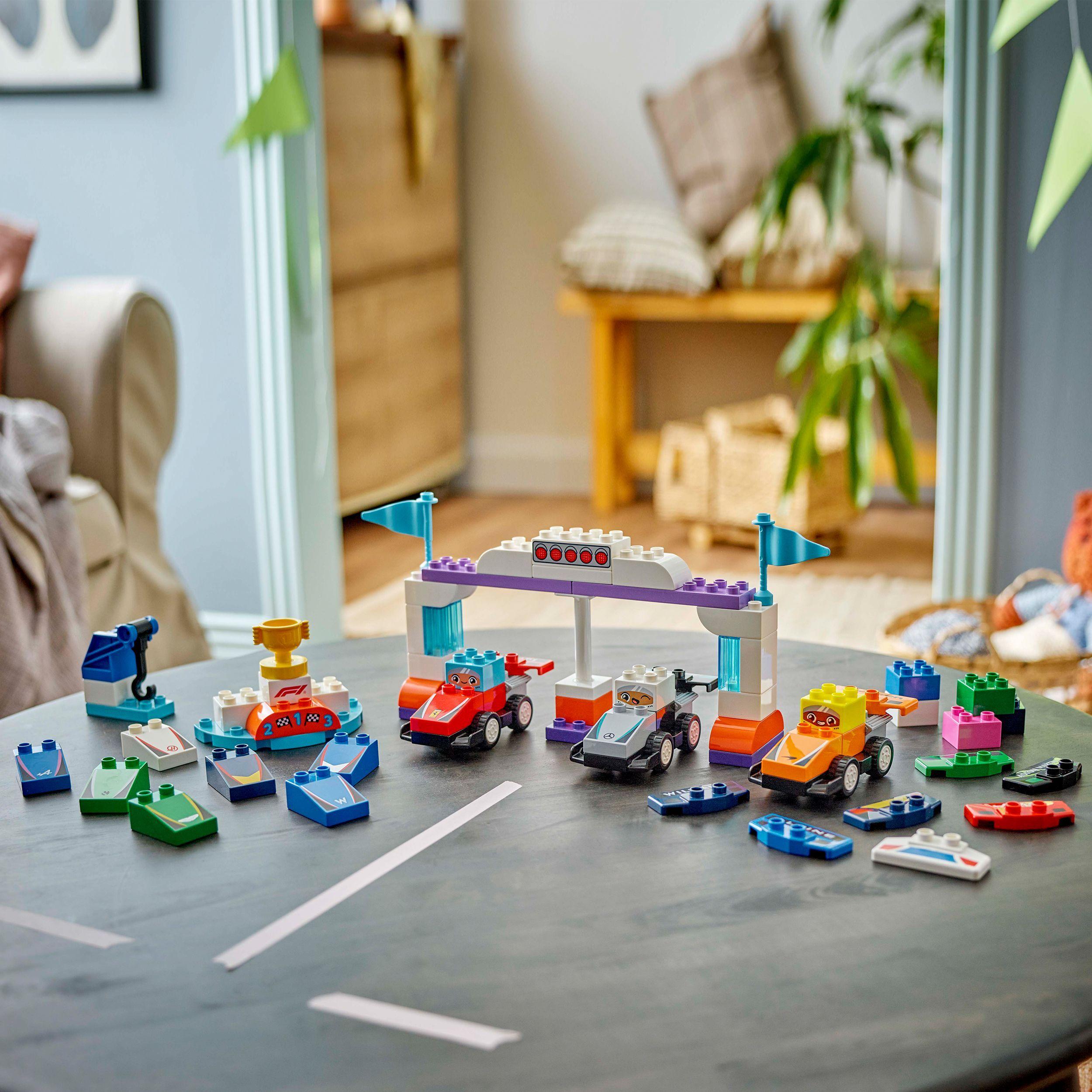 Voir la diapositive 6 : LEGO LEGO DUPLO Ma ville 10445 Voitures de Course et Pilotes d’une Écurie de F1 - Jouet 2 ans