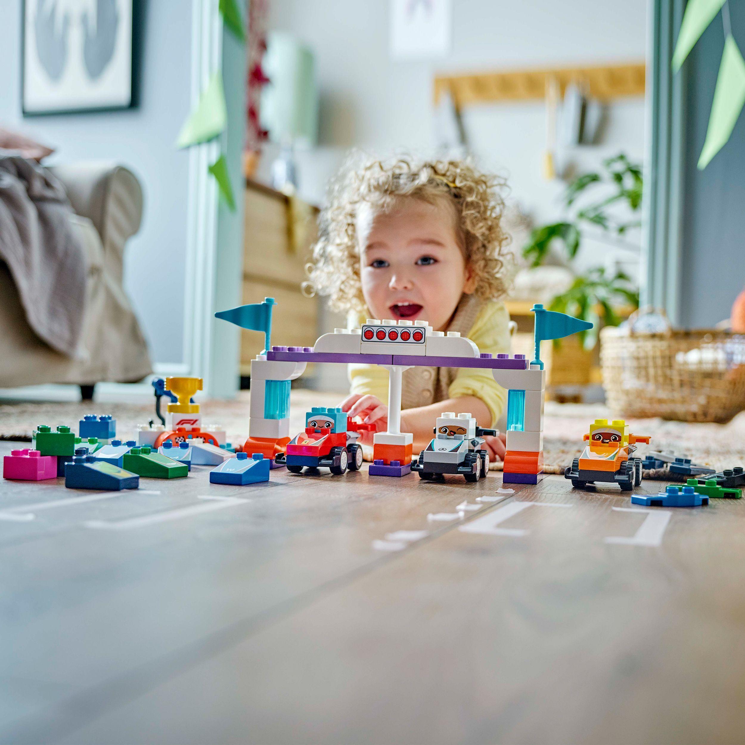 Voir la diapositive 7 : LEGO LEGO DUPLO Ma ville 10445 Voitures de Course et Pilotes d’une Écurie de F1 - Jouet 2 ans