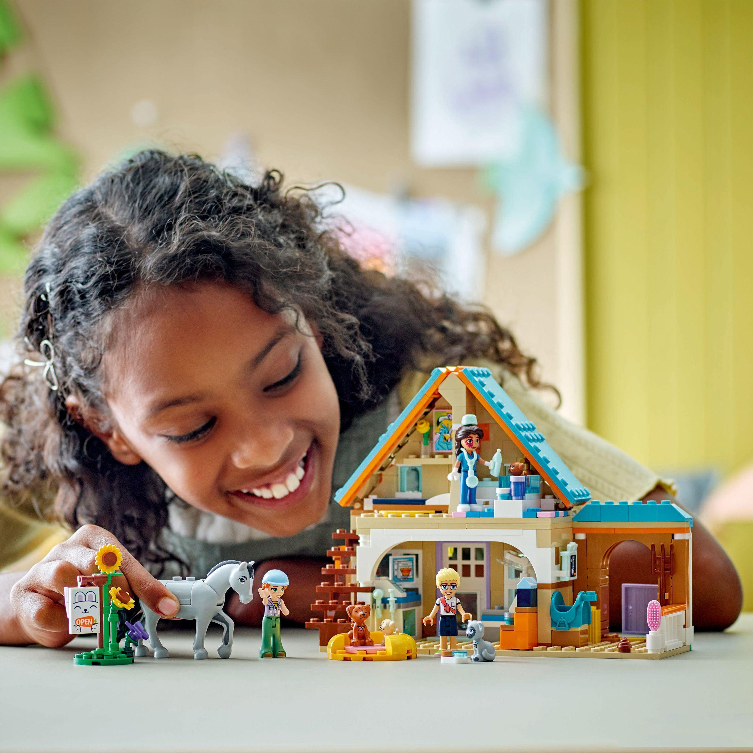 Voir la diapositive 7 : LEGO Friends 42651 - La Clinique Vétérinaire pour chevaux et animaux de compagnie