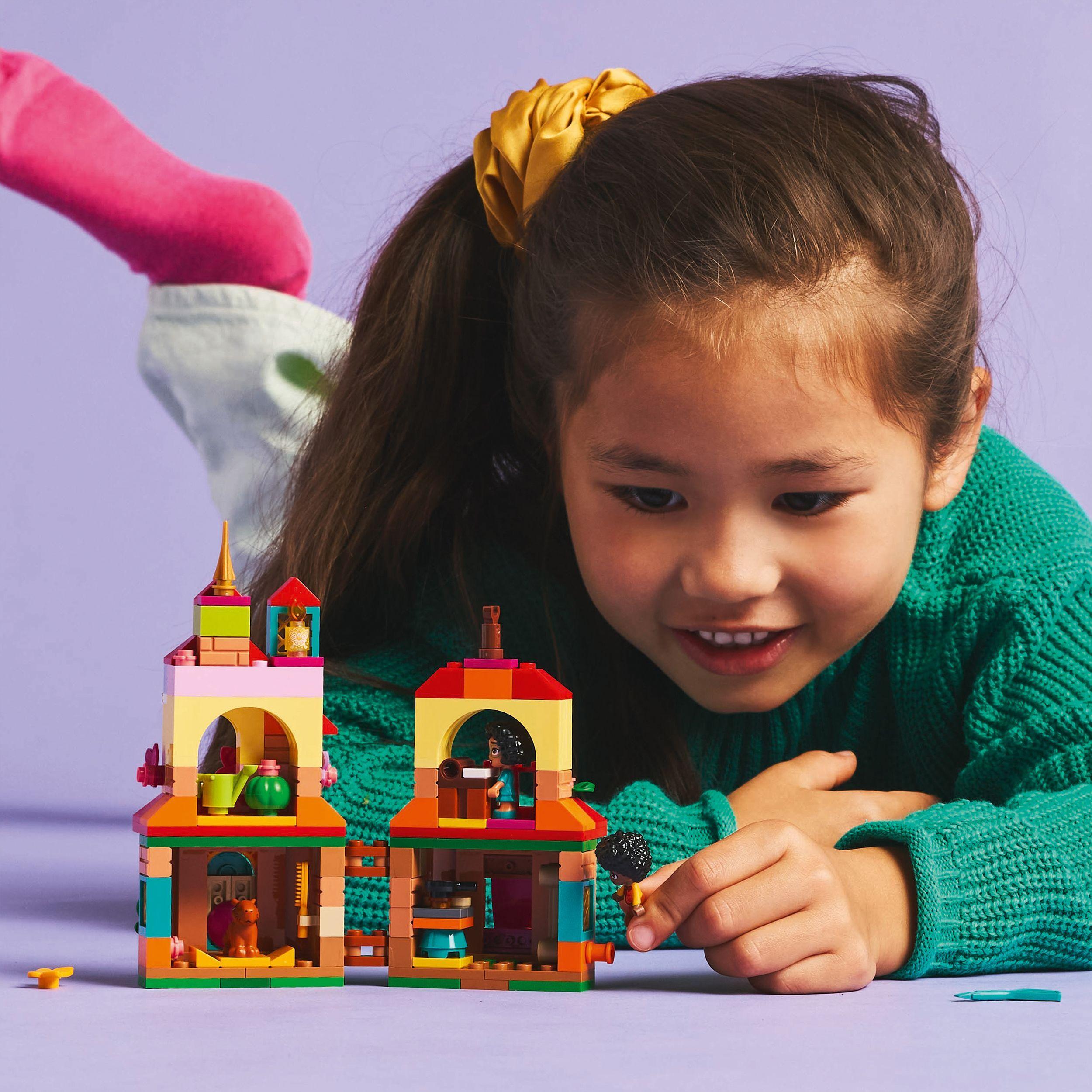 Voir la diapositive 6 : LEGO Disney 43261 - La mAison d'Encanto miniature