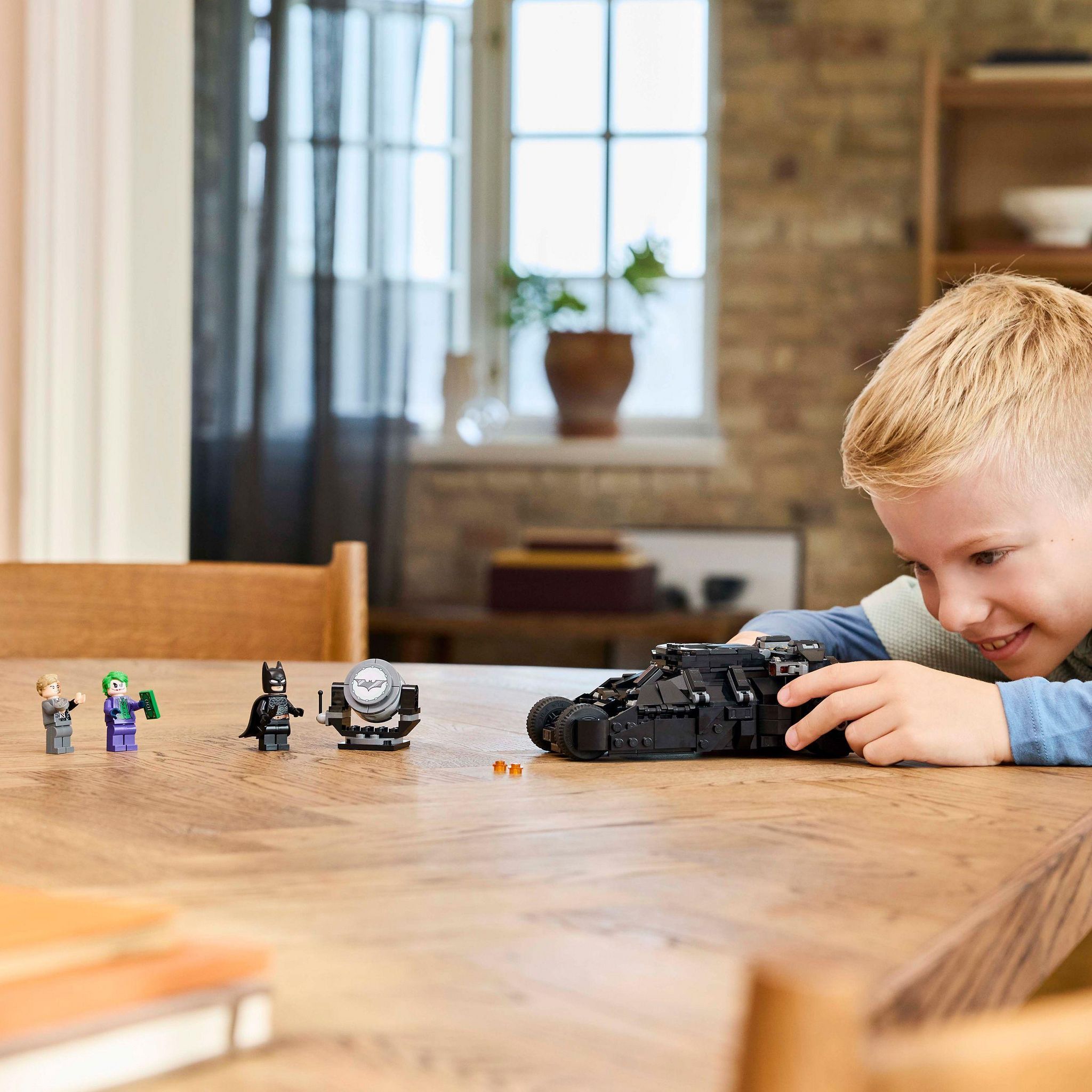 Voir la diapositive 7 : LEGO DC Comics 76303 - La Batmobile Tumbler de Batman contre le double face de Joker