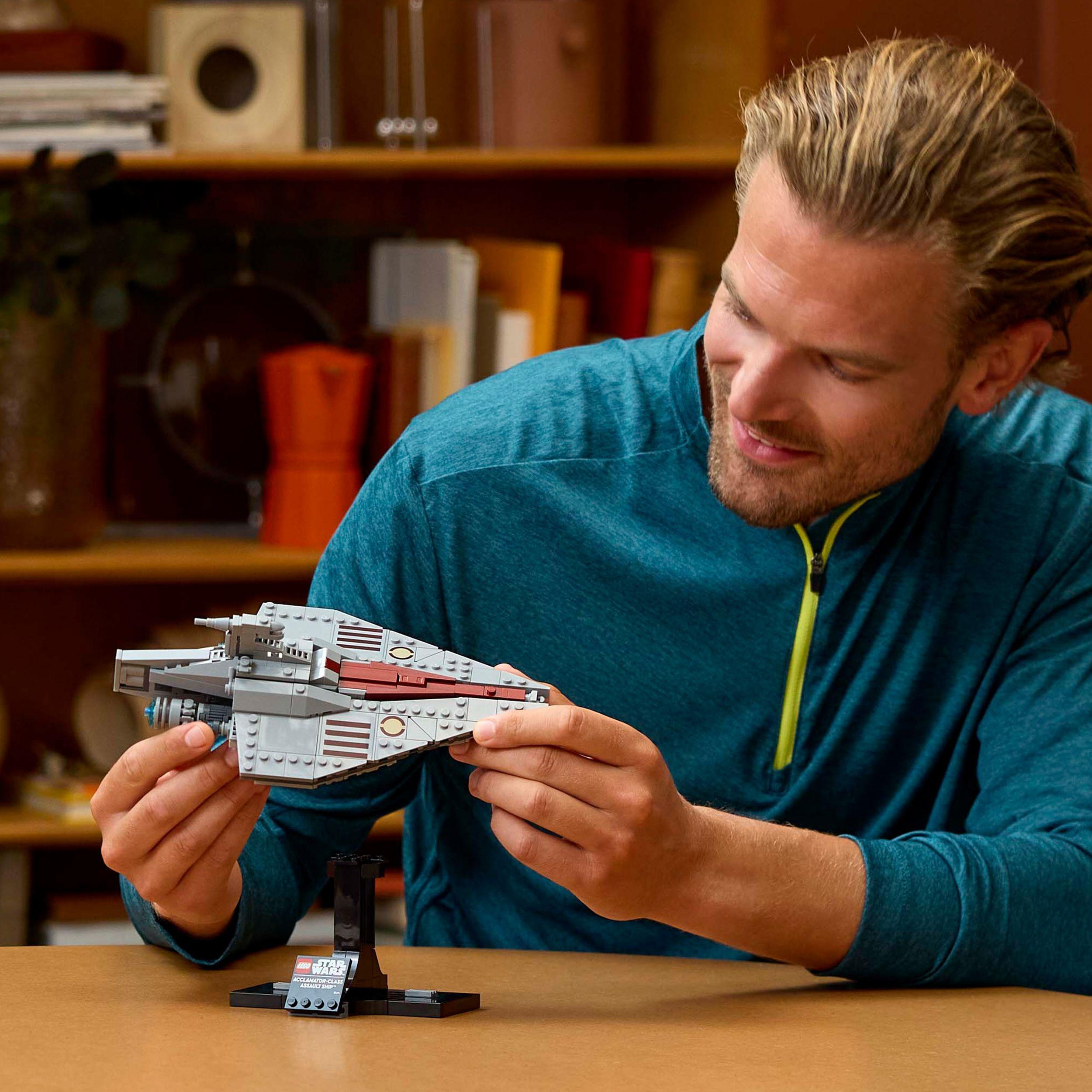Voir la diapositive 7 : LEGO Star Wars 75404 Le transport d’assaut de classe Acclamator - Maquette pour adulte