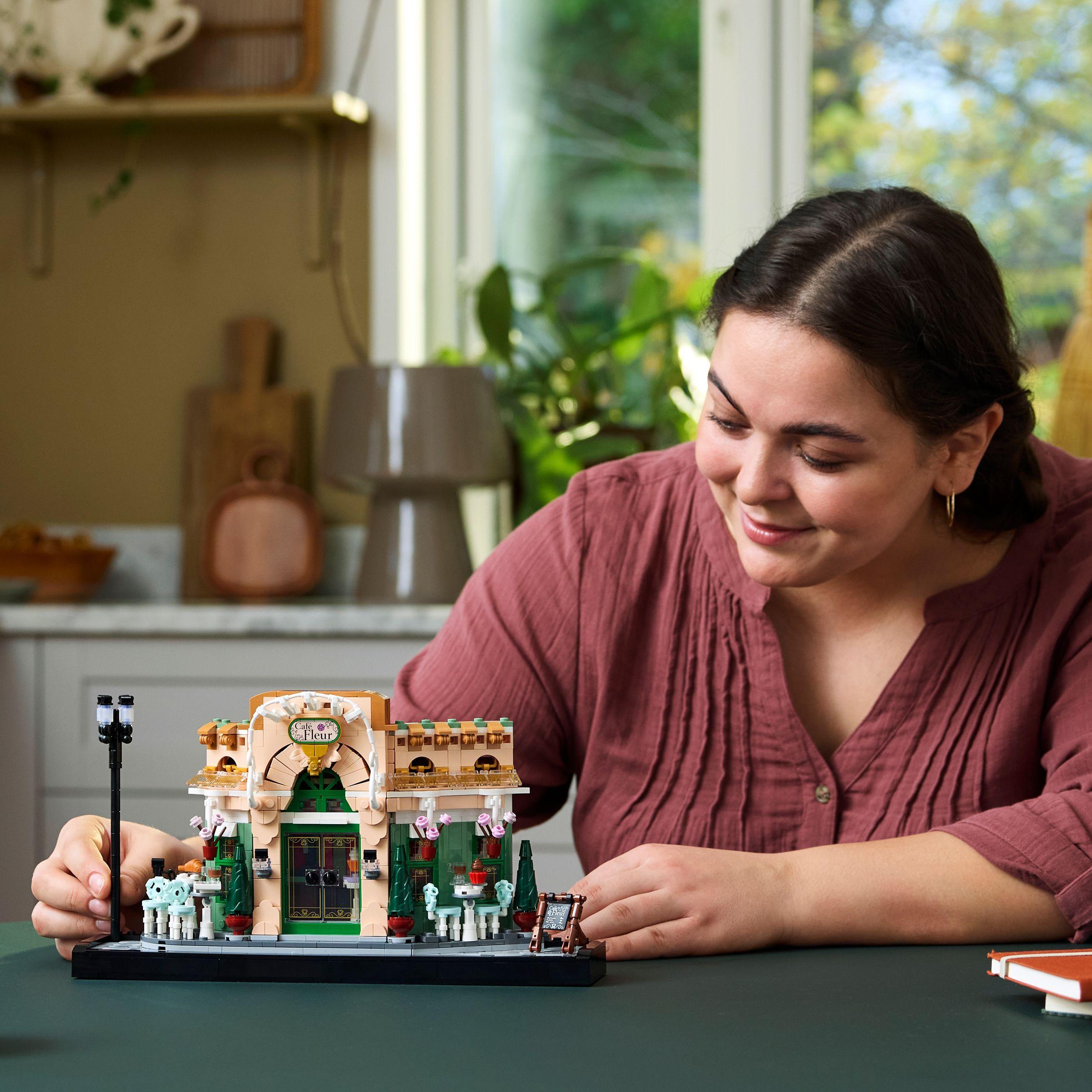 Voir la diapositive 6 : LEGO Icons 10362 Le café français - Décoration parisienne pour étagère - Set pour adulte