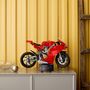 Voir la diapositive 4 : LEGO Technic 42202 - La Moto Ducati Panigale V4 S