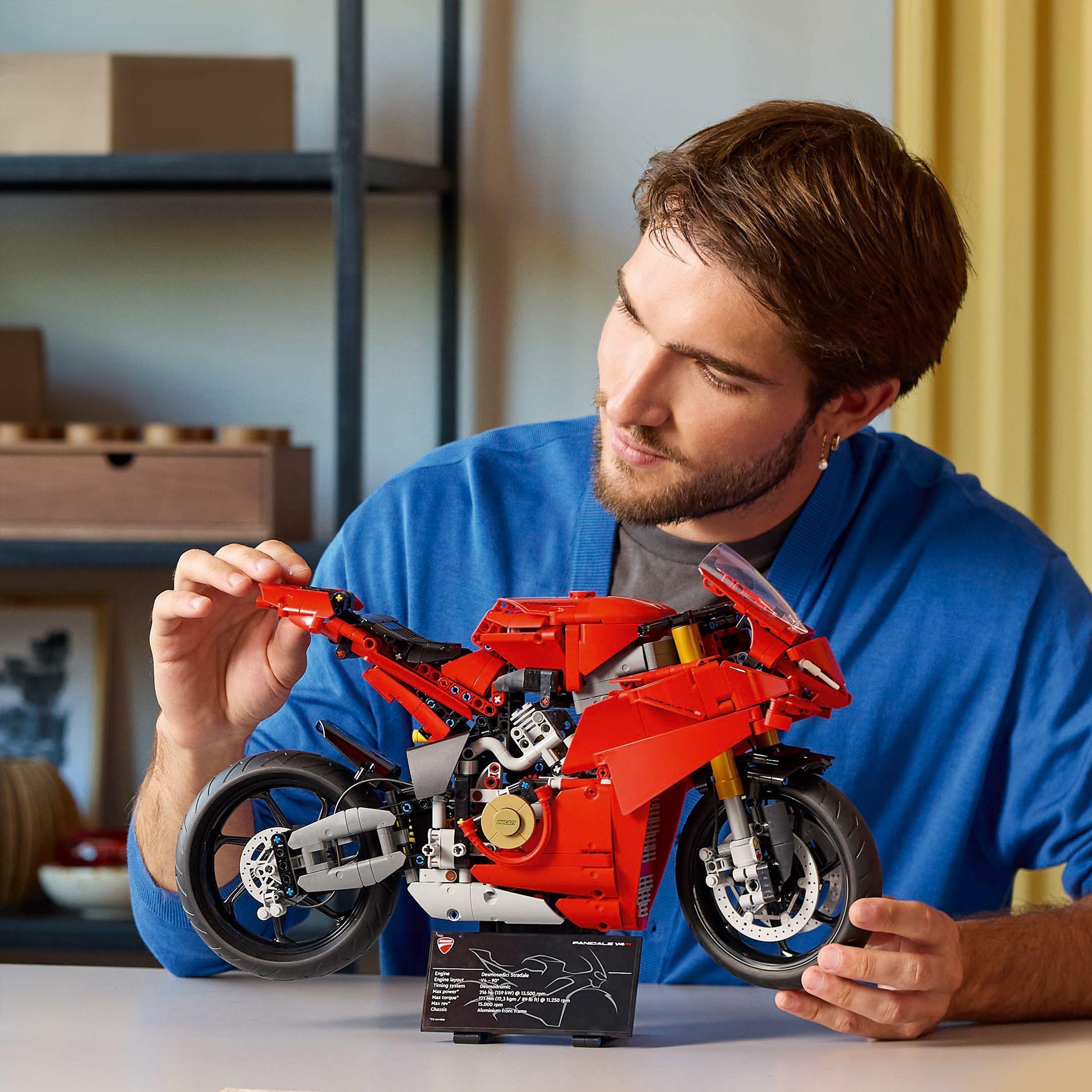 Voir la diapositive 7 : LEGO LEGO Technic 42202 La Moto Ducati Panigale V4 S - Moto à construire pour adulte