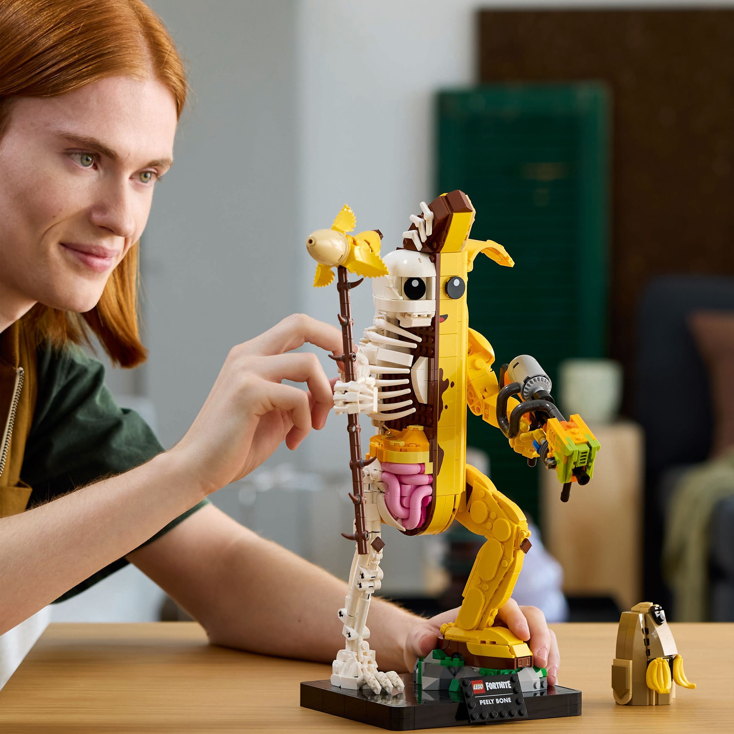 Voir la diapositive 6 : LEGO Fortnite 77072 - Banane Peely Bone