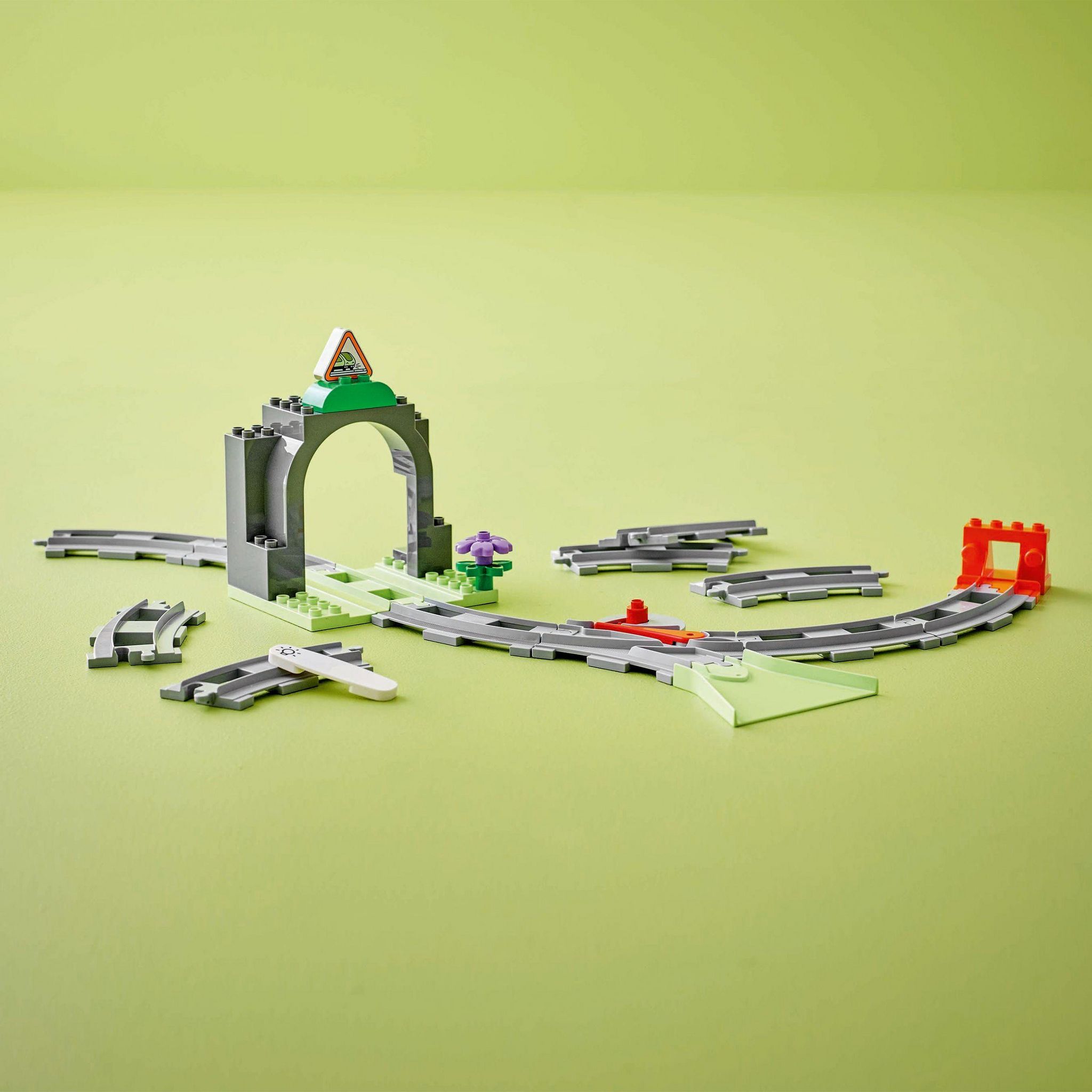 Voir la diapositive 4 : LEGO Diplo 10425 - Set d'extension : Les rails et le tunnel du train