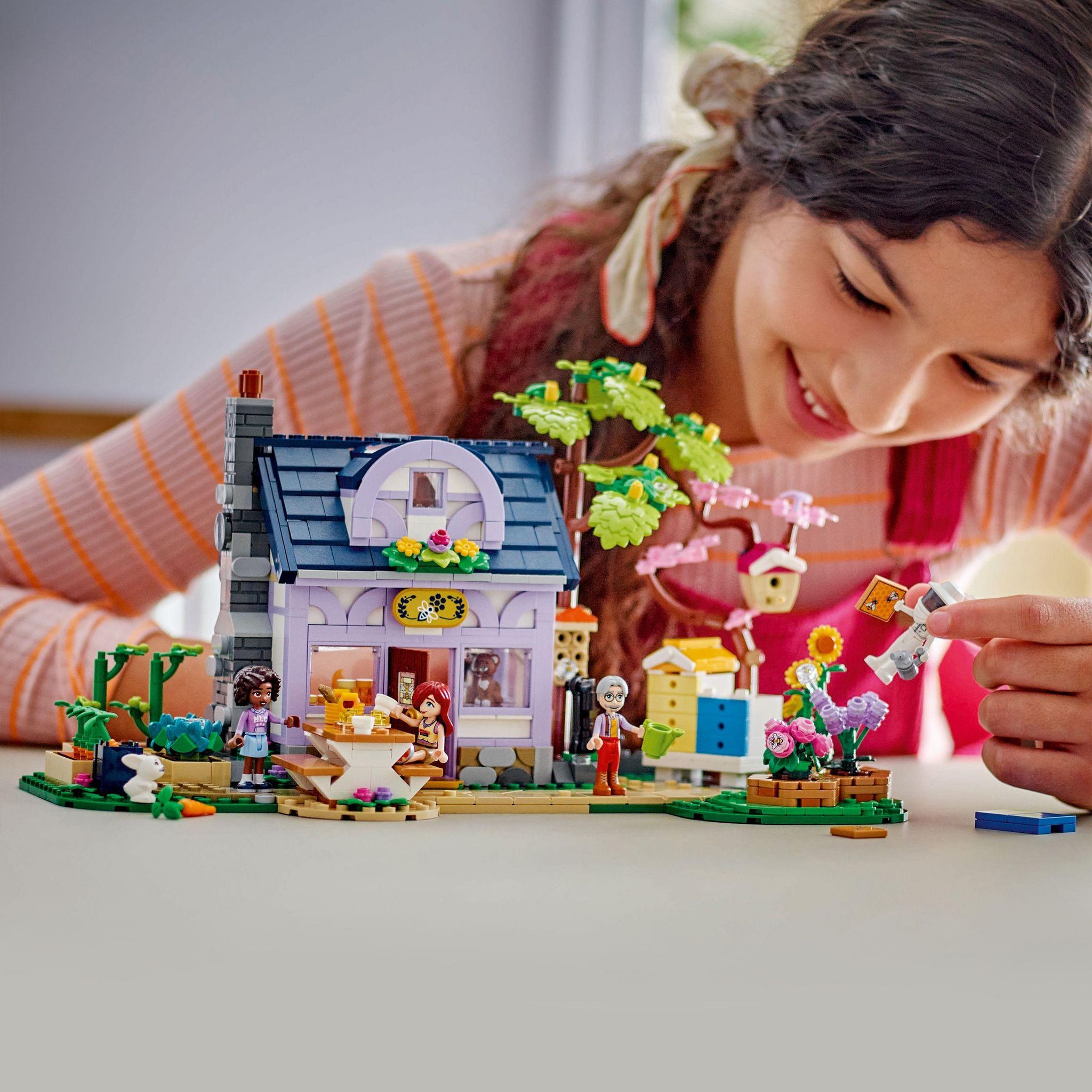 Voir la diapositive 6 : LEGO Friends 42669 - Maison des Apiculteurs et le Jardin Fleuri