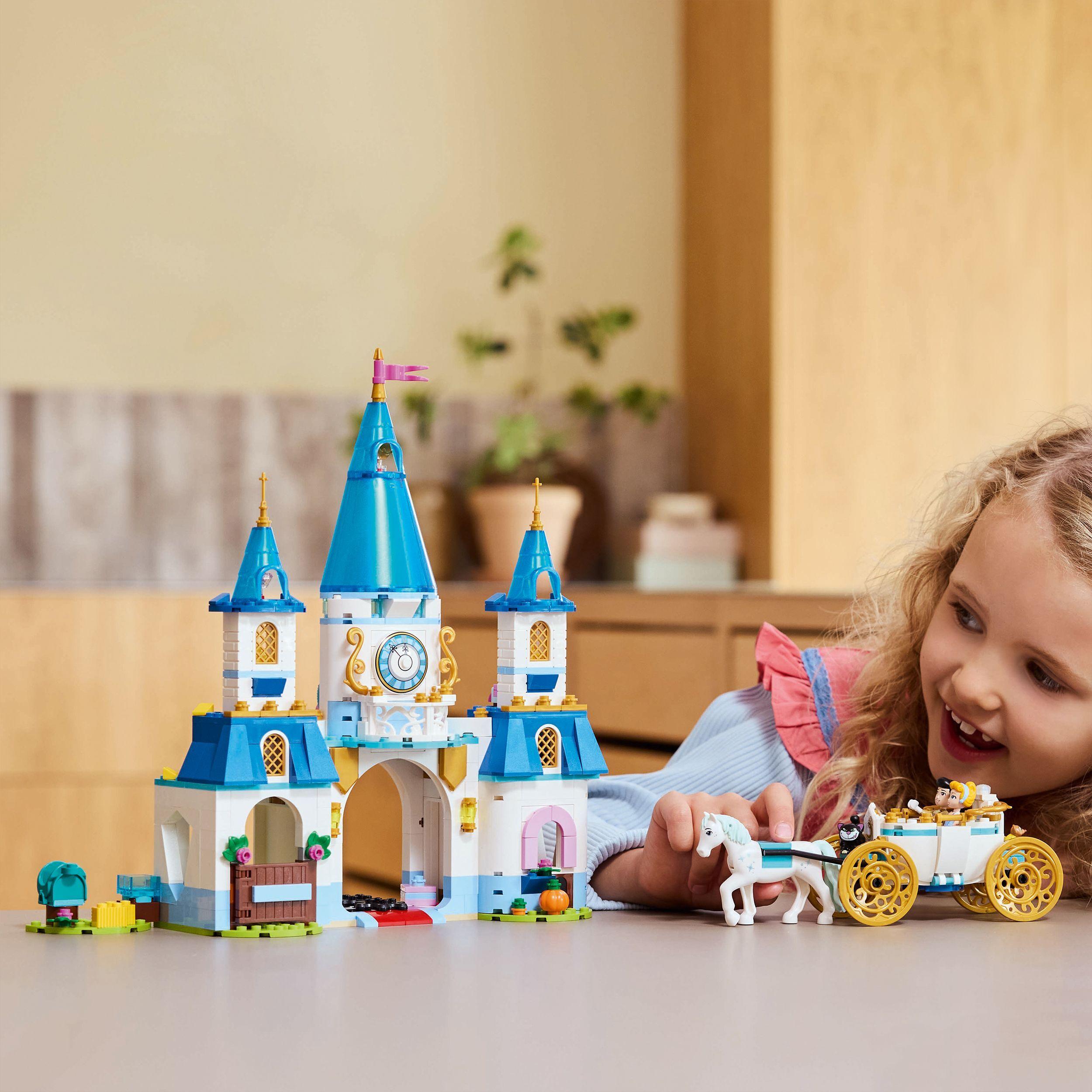 Voir la diapositive 7 : LEGO Disney 43275 - Le château de Cendrillon et la calèche