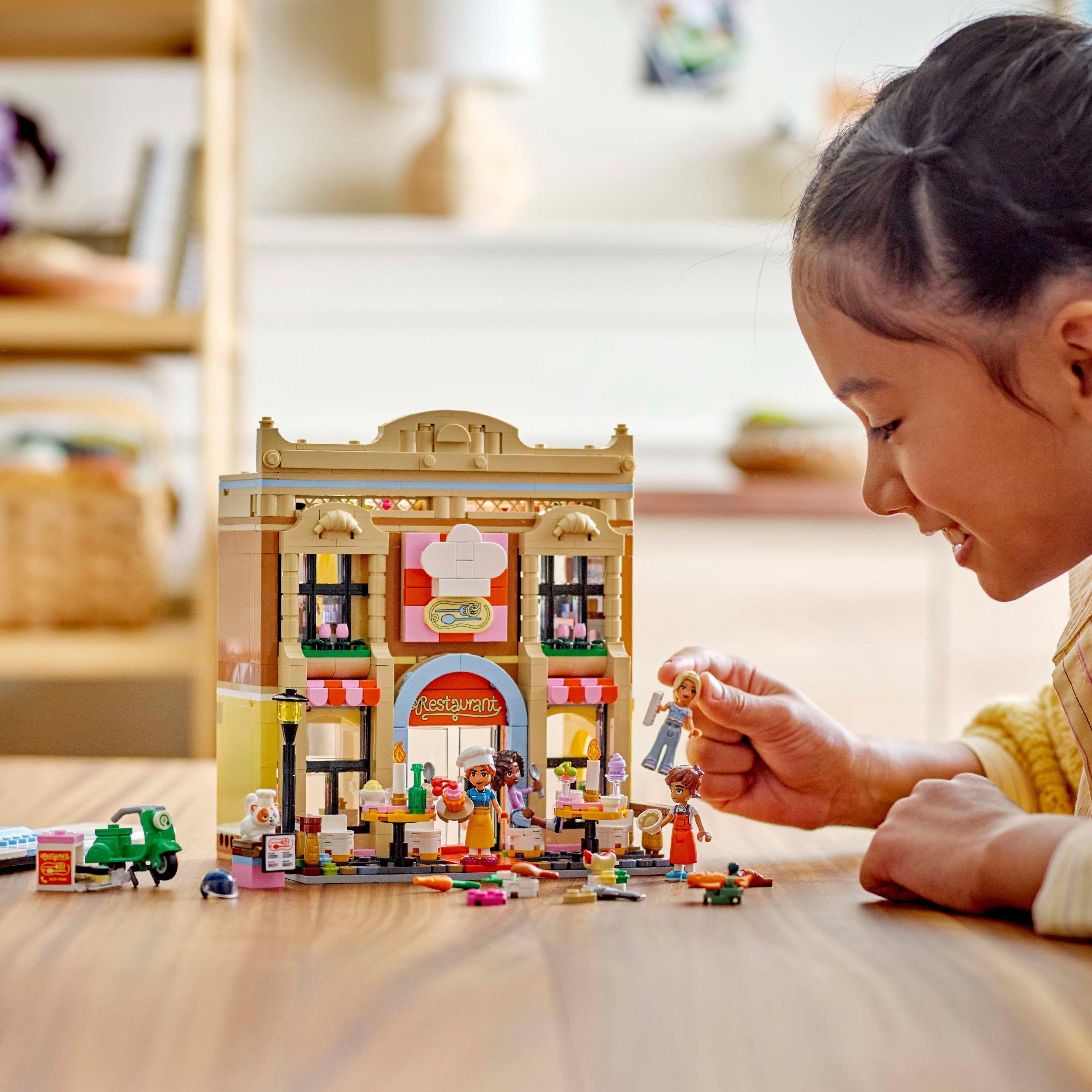 Voir la diapositive 7 : LEGO Friends 42655 - Le Restaurant et école du Cuisine