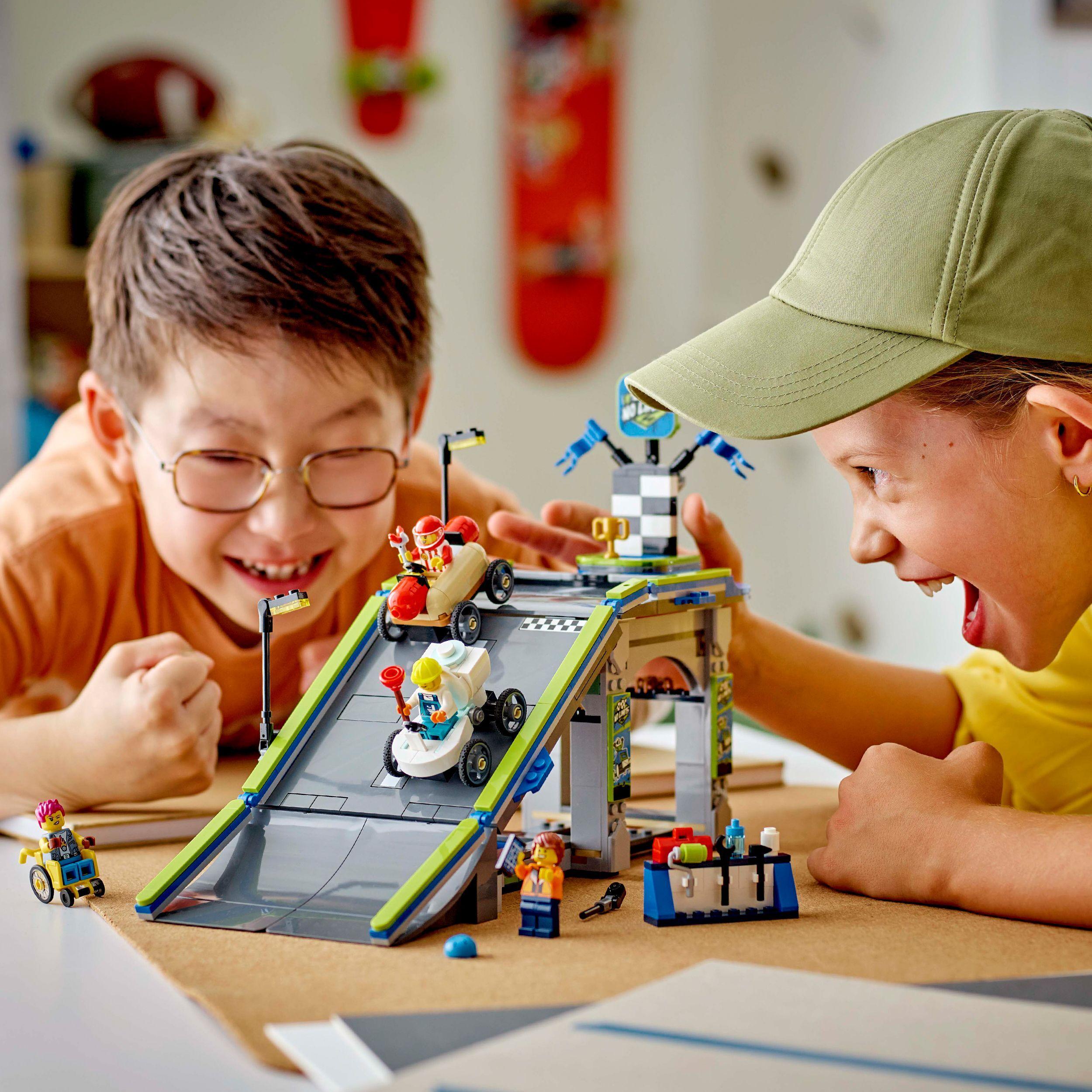 Voir la diapositive 7 : LEGO City 60459 -Zéro limite : Rampe pour bolides de course