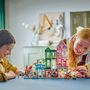 Voir la diapositive 7 : LEGO Friends 42670 - Les Appartements et Boutiques de HeartLake City