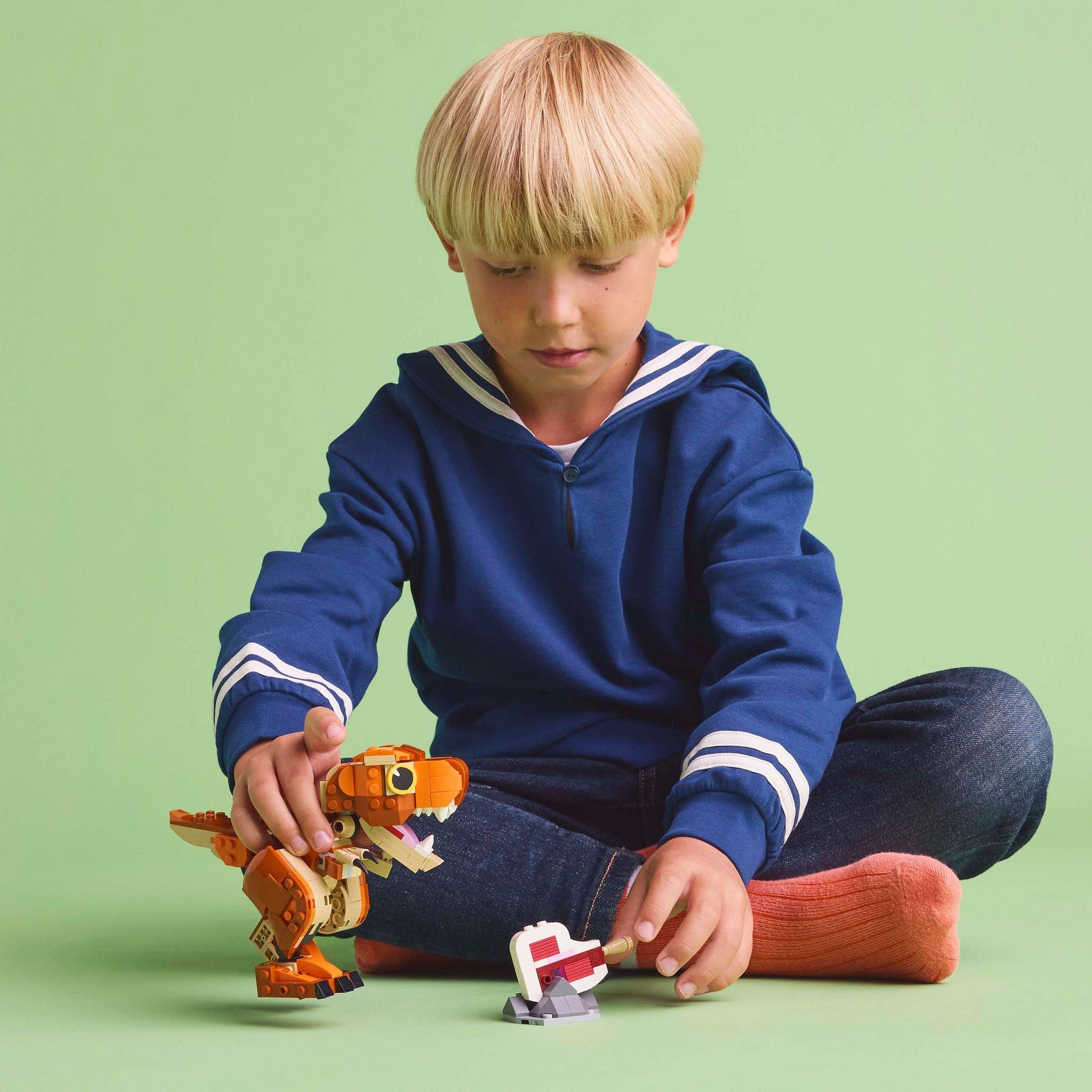 Voir la diapositive 7 : LEGO Jurassic World 76967 - Petite mangeuse - La Femelle T-Rex