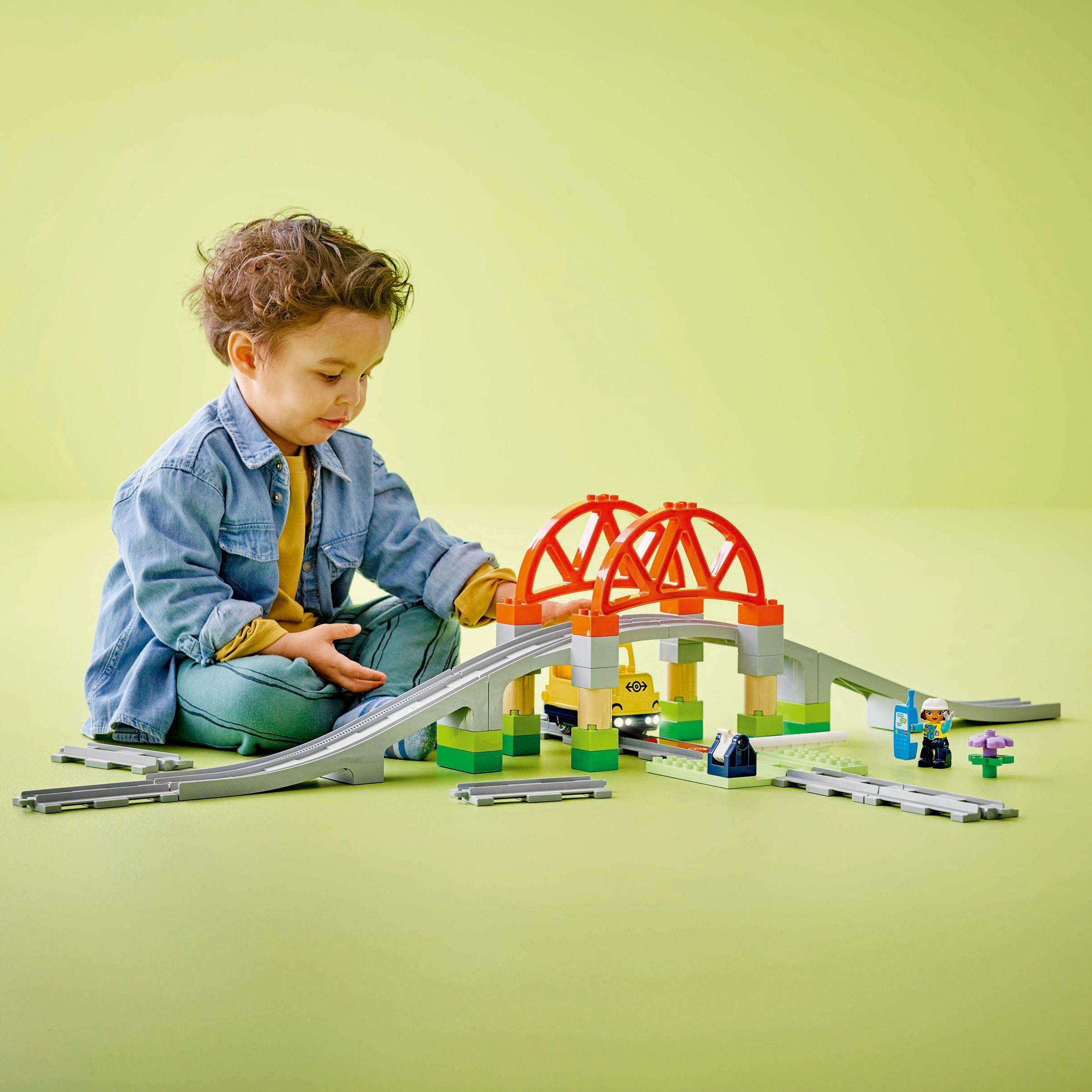Voir la diapositive 7 : LEGO LEGO DUPLO Ma Ville 10426 Set d'Extension : Les Rails et le Pont du Train - Jouet Enfant