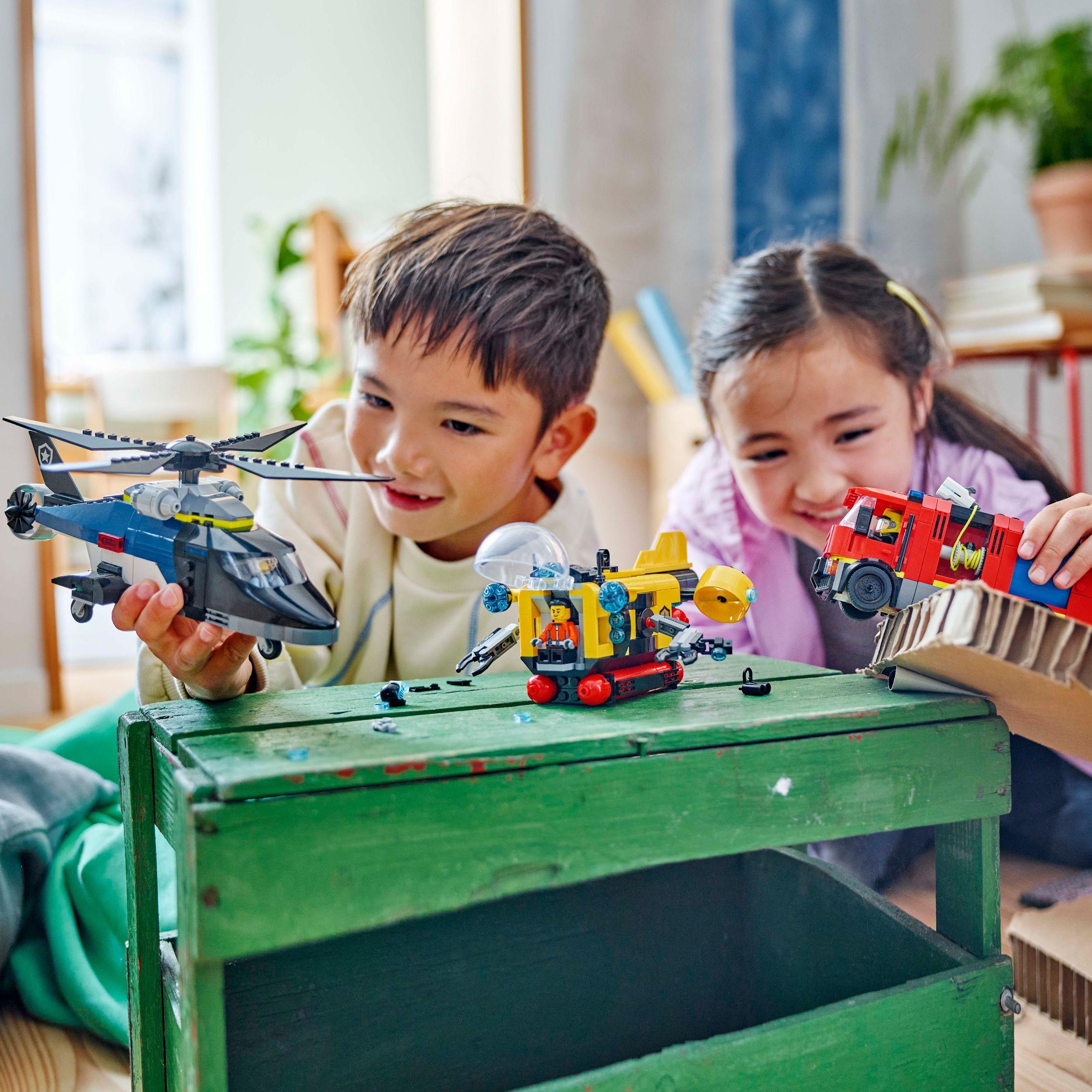 Voir la diapositive 7 : LEGO LEGO City 60462 Hélicoptère, camion de pompiers et sous marin modulable - Jouet dès 7 ans