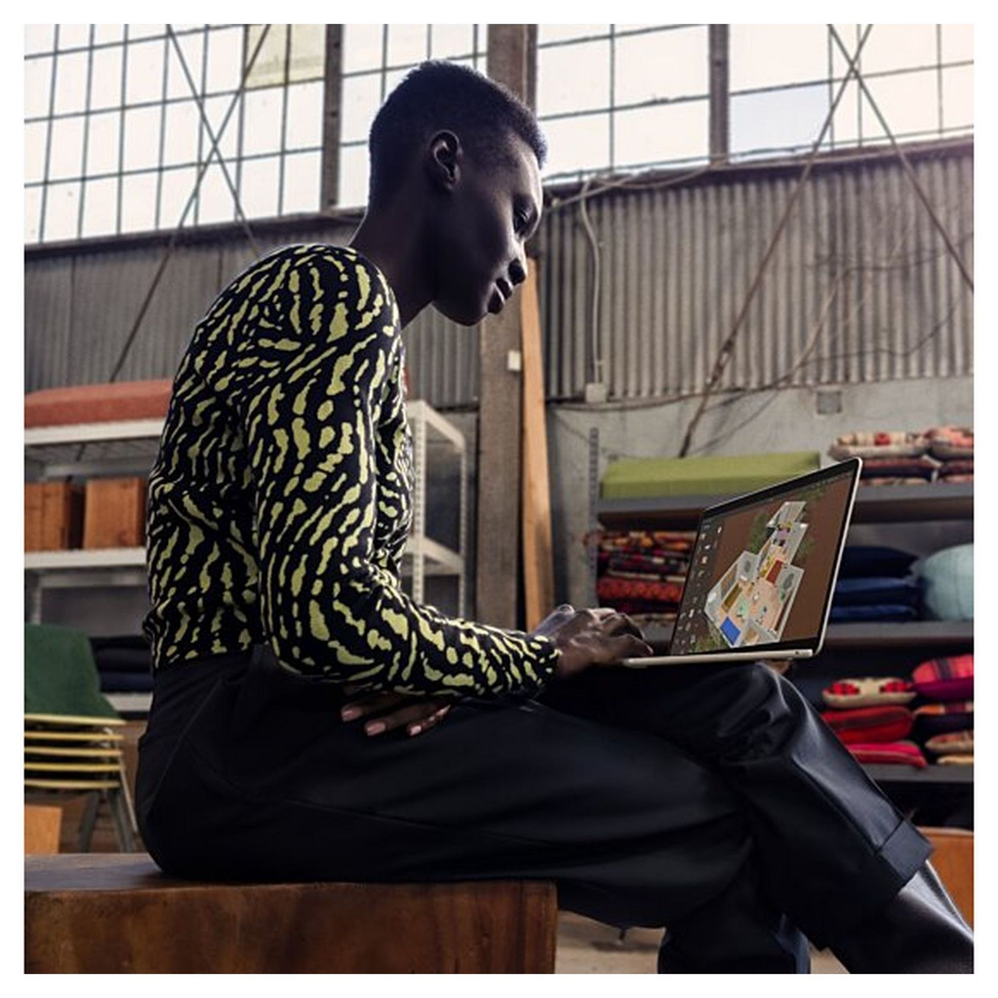 Voir la diapositive 4 : APPLE Ordinateur portable MacBook  Air 13" 256Go - Lumière Stellaire