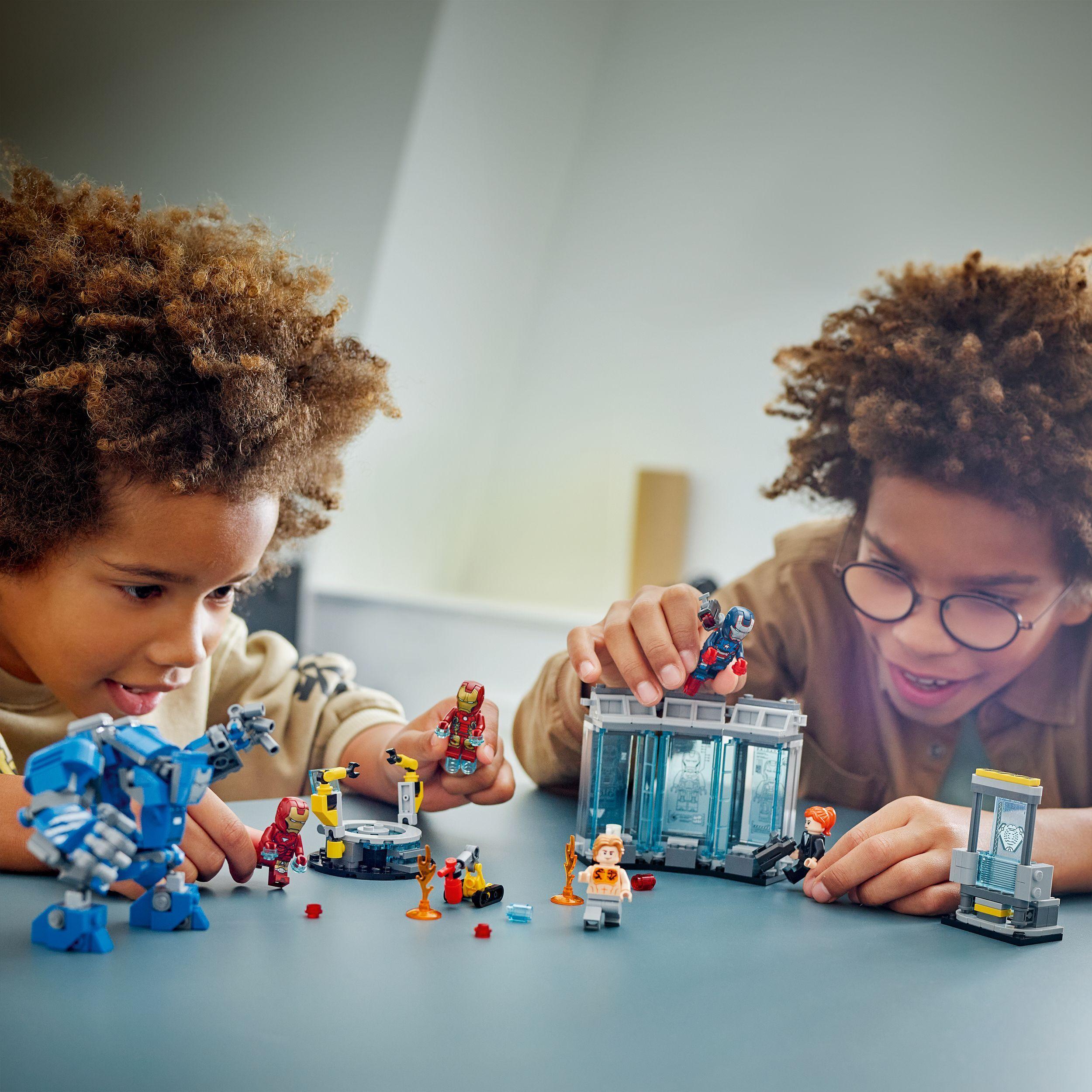 Voir la diapositive 7 : LEGO Marvel 76315 Le Laboratoire d’Iron Man : la Salle des Armures - Jouet garçon, 8 ans