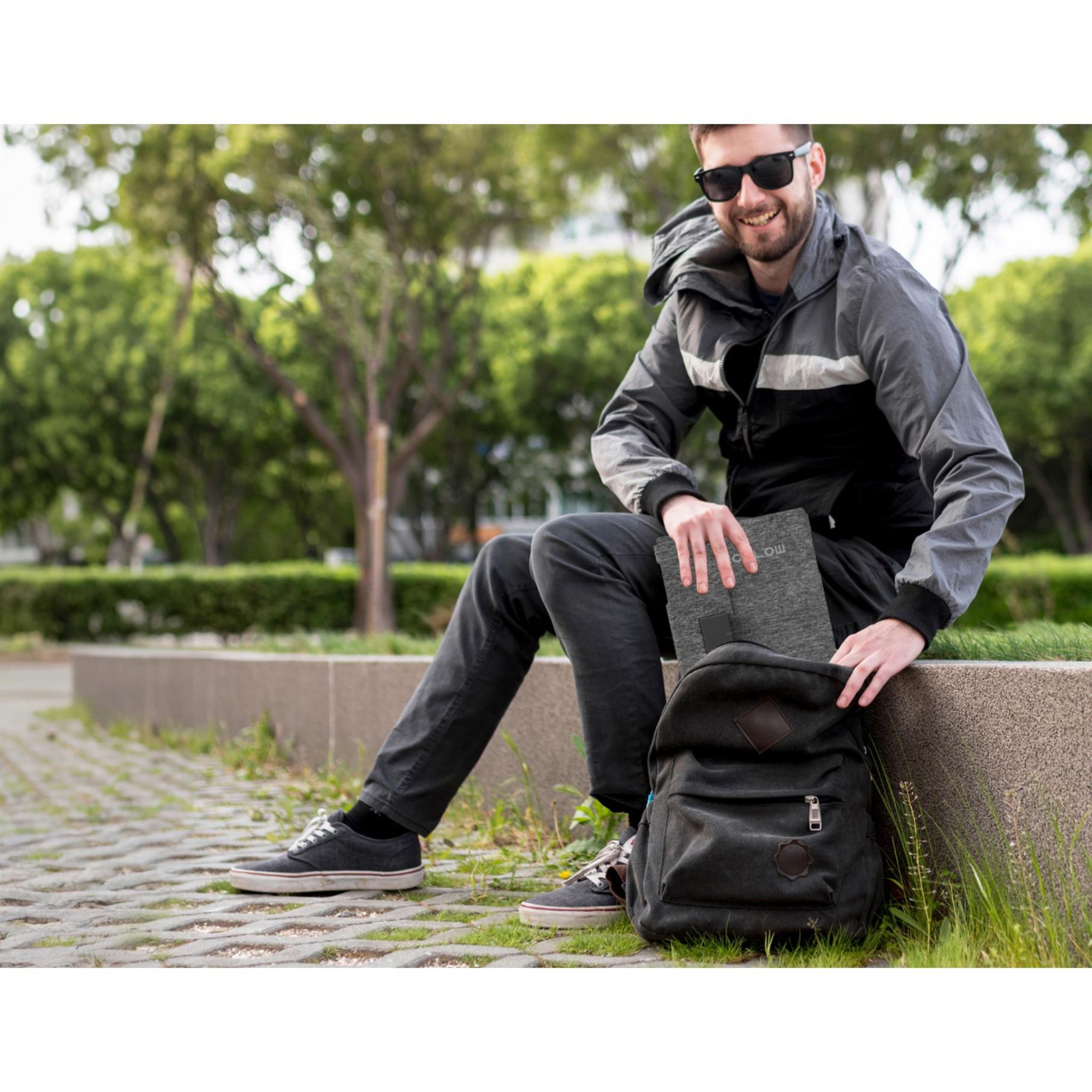 Voir la diapositive 7 : INNOV8 Batterie Eco Flow RIVER 3 UPS + Panneau solaire pliable 45W avec USB-C