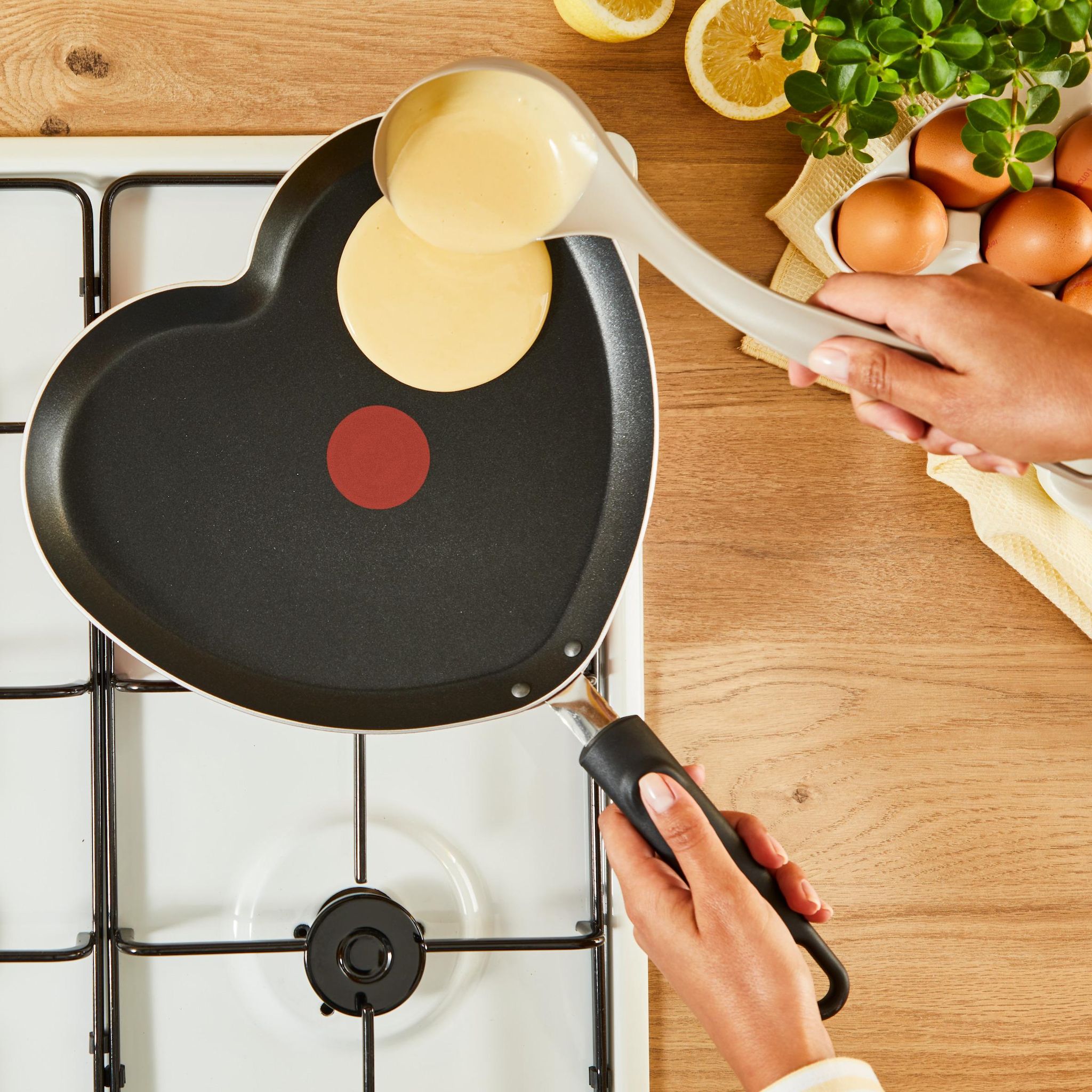 Voir la diapositive 2 : TEFAL Crêpière 25 cm en cœur rose tous feux dont induction
